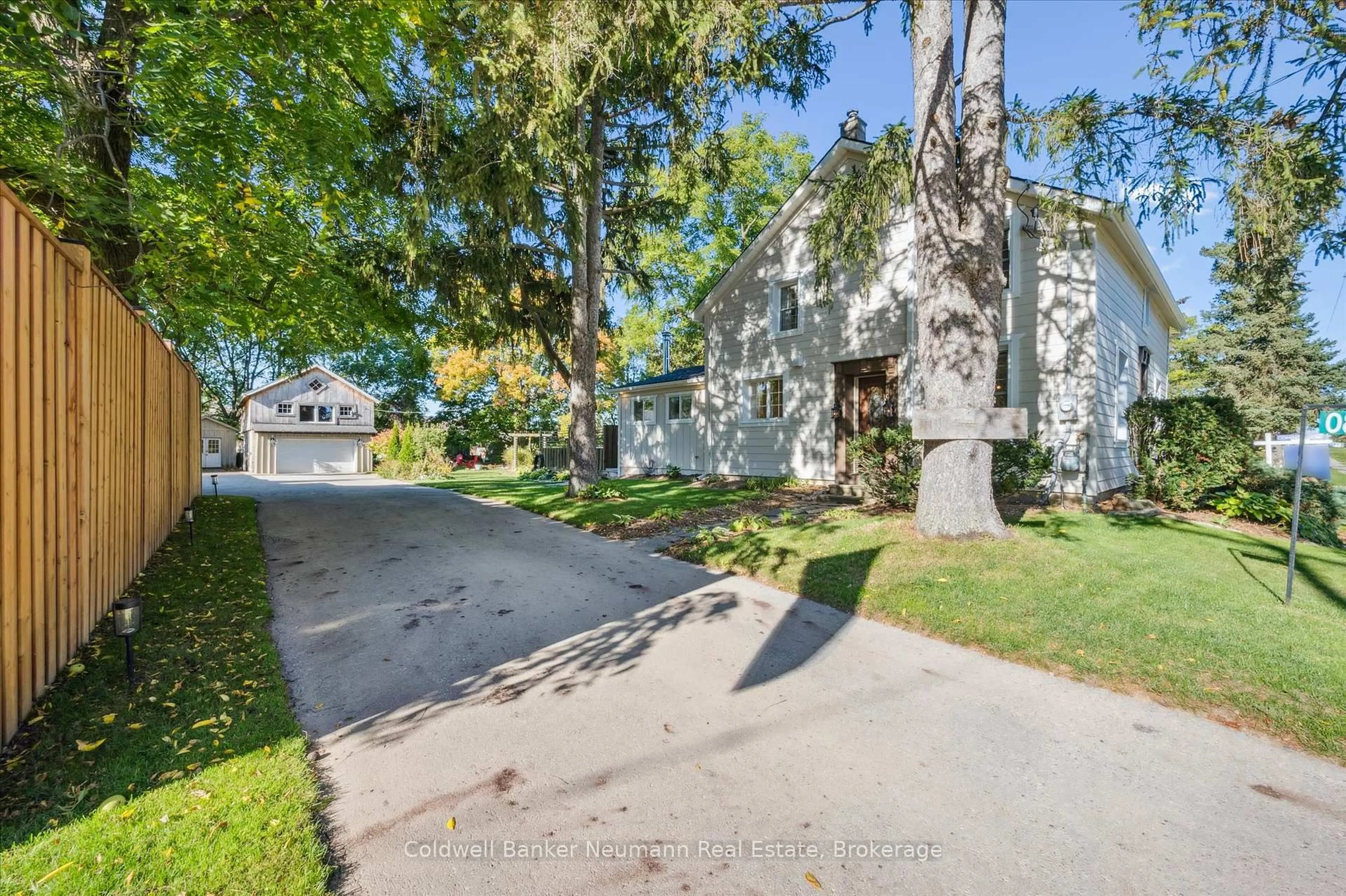 A pic from outside/outdoor area/front of a property/back of a property/a pic from drone, street for 821 Watson Rd, Puslinch Ontario N0B 1C0