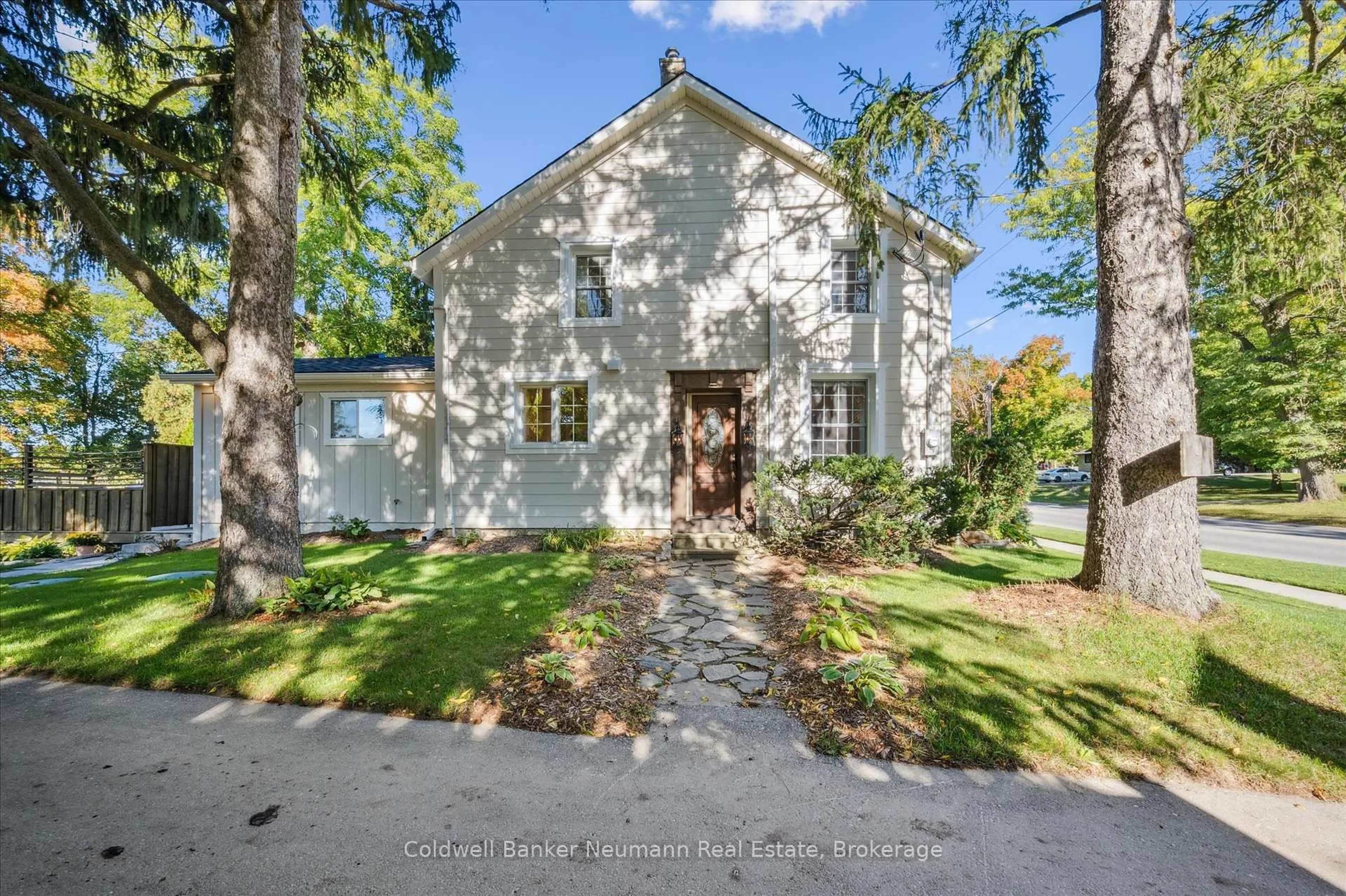 A pic from outside/outdoor area/front of a property/back of a property/a pic from drone, street for 821 Watson Rd, Puslinch Ontario N0B 1C0
