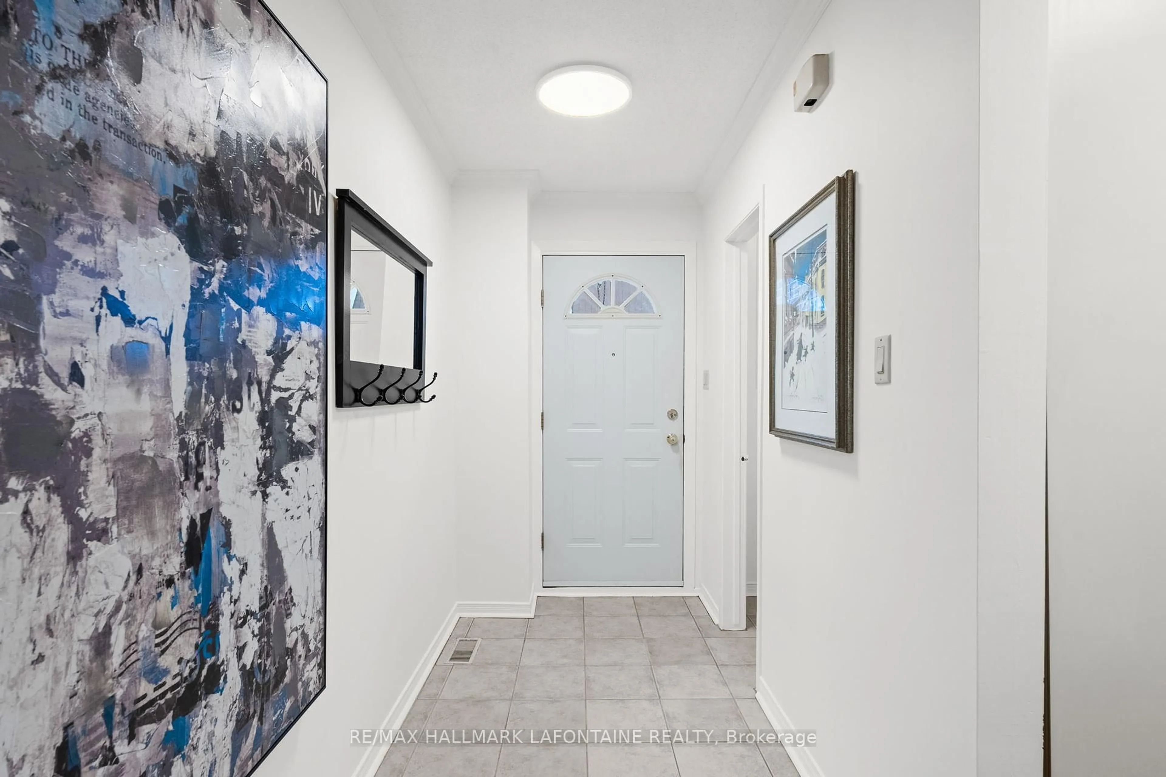 Indoor entryway for 125 The Rockery Private, Ottawa Ontario K1K 3Y5