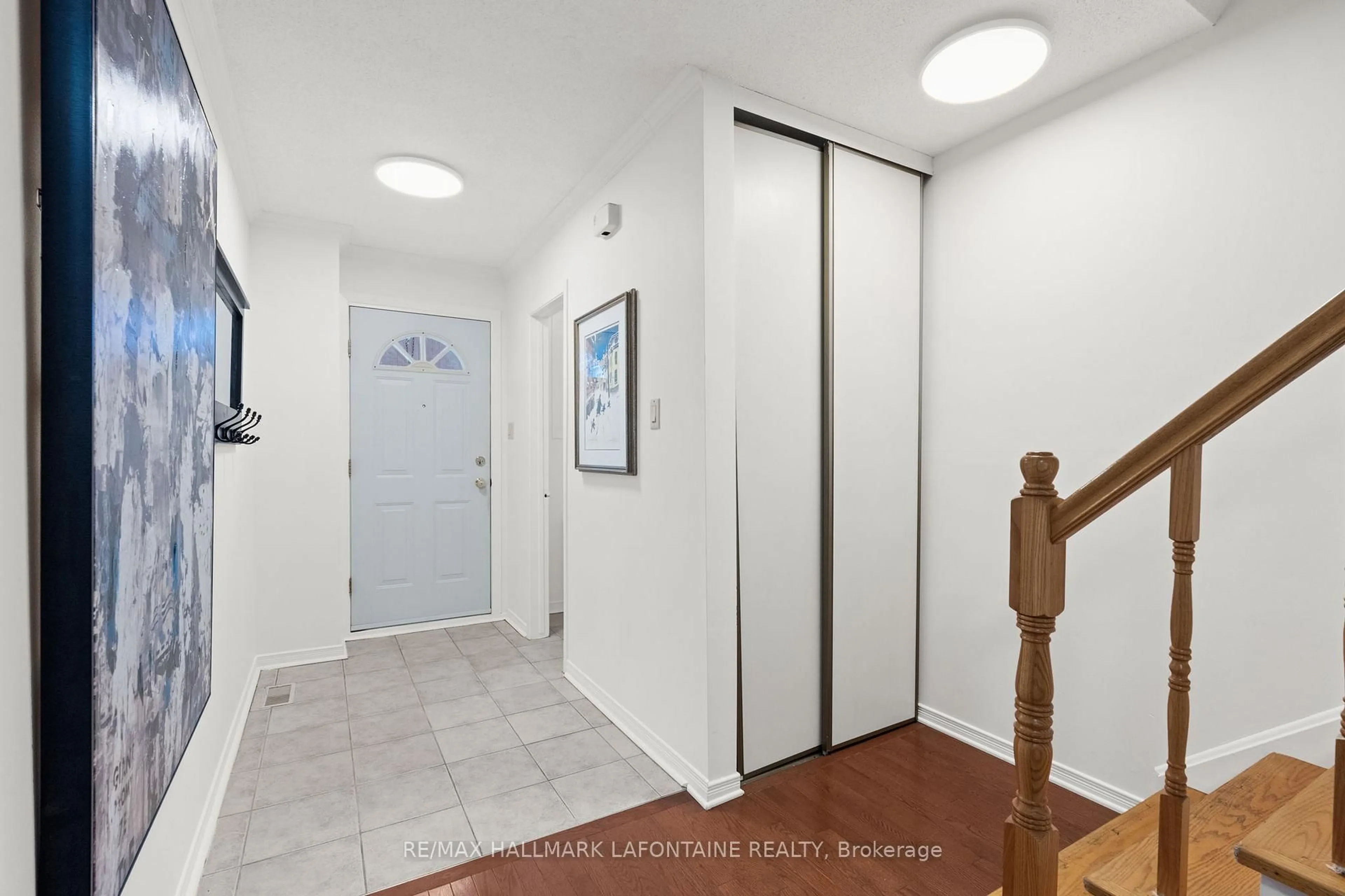 Indoor entryway for 125 The Rockery Private, Ottawa Ontario K1K 3Y5
