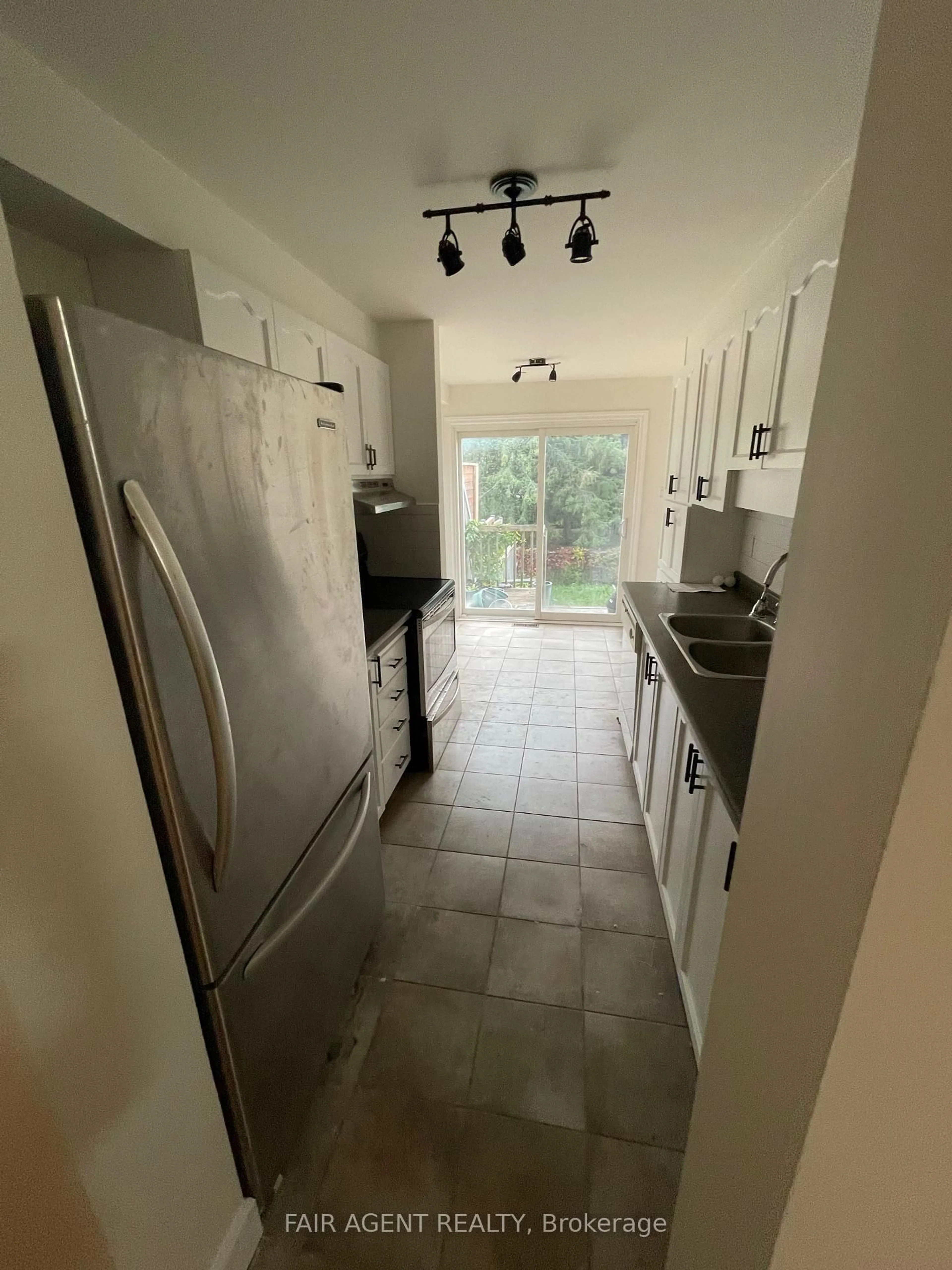 Standard kitchen, unknown for 35 WILLWOOD Cres, Ottawa Ontario K2J 4B2