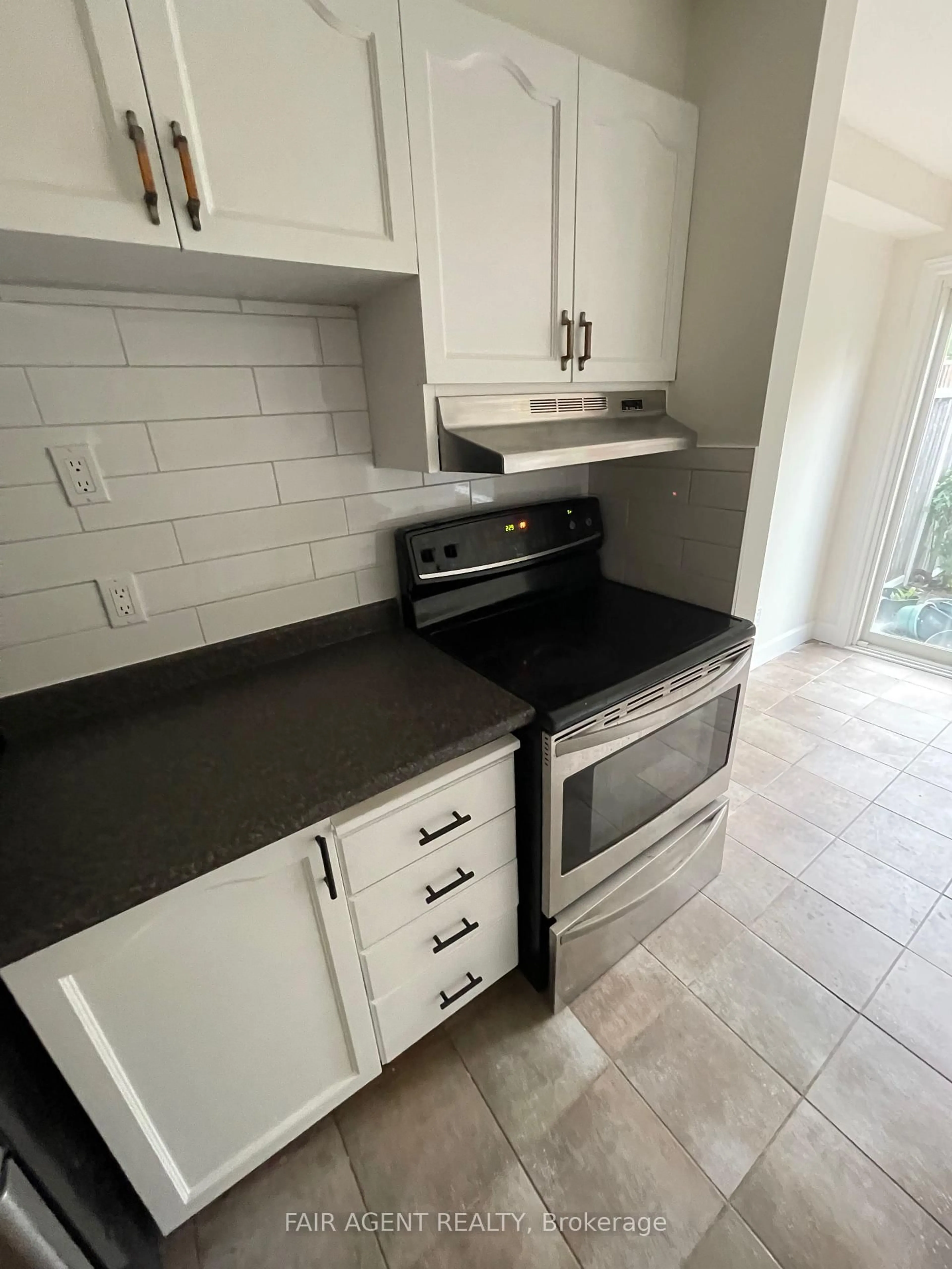 Standard kitchen, ceramic/tile floor for 35 WILLWOOD Cres, Ottawa Ontario K2J 4B2