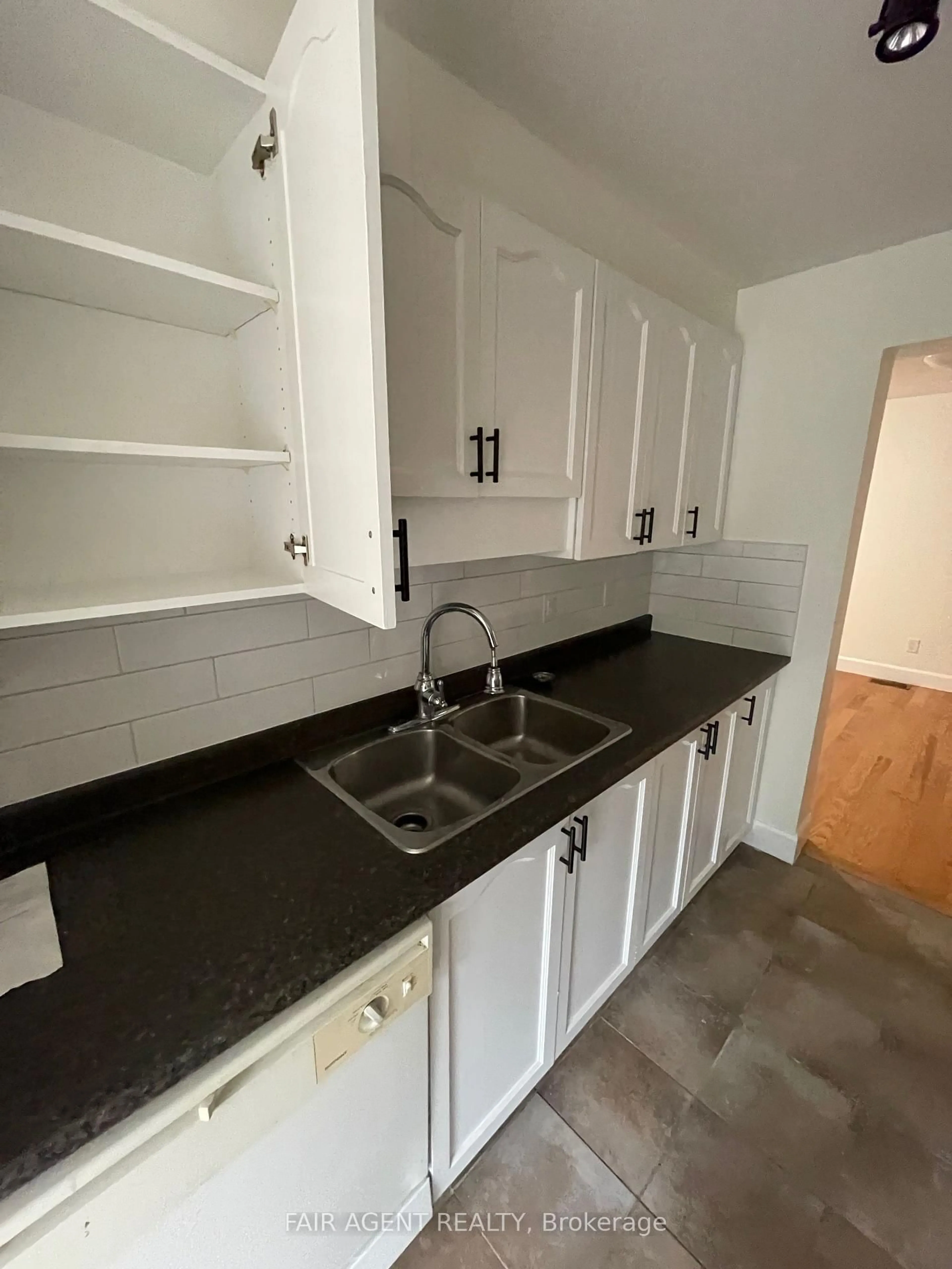 Standard kitchen, ceramic/tile floor for 35 WILLWOOD Cres, Ottawa Ontario K2J 4B2