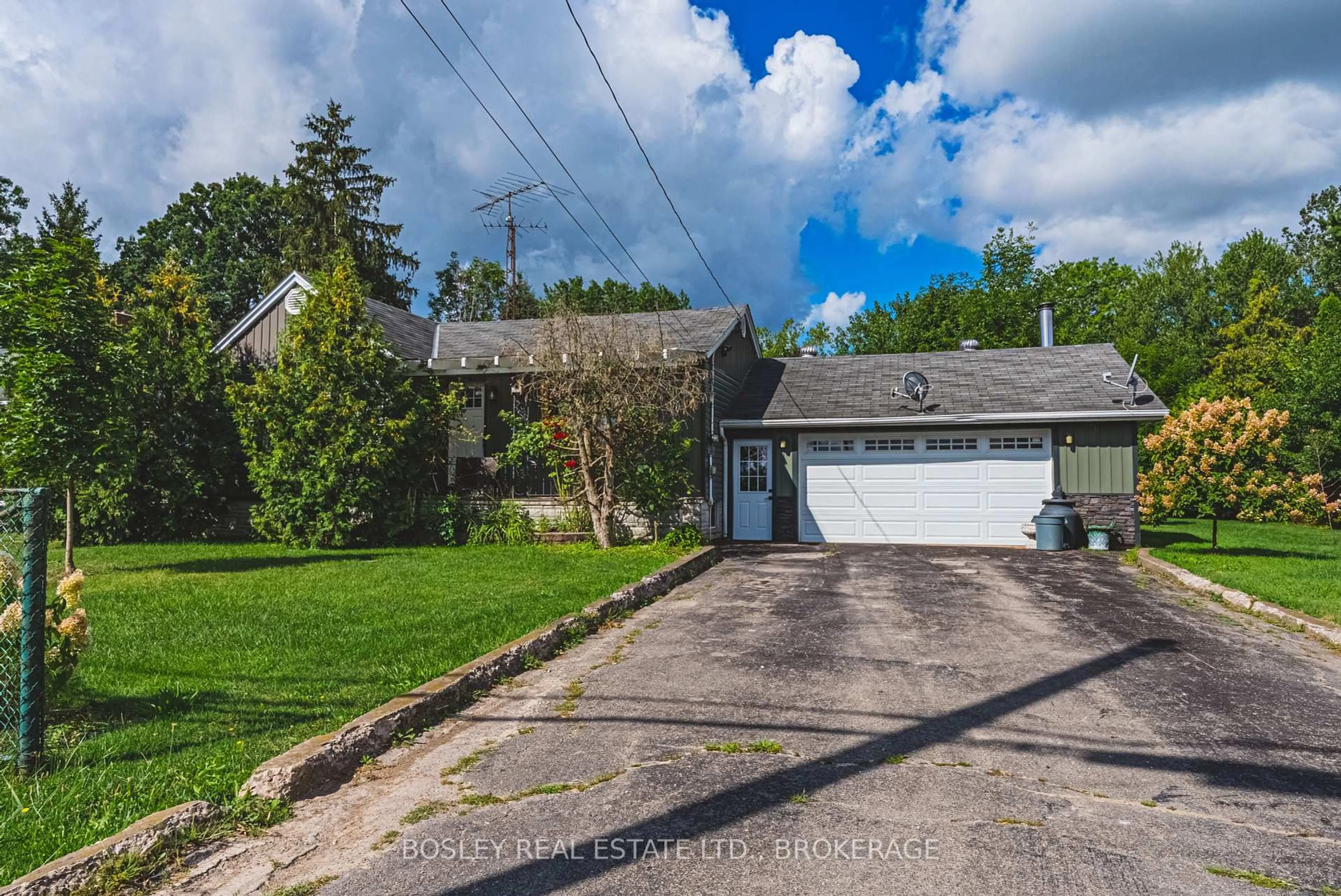 A pic from outside/outdoor area/front of a property/back of a property/a pic from drone, street for 9143 Sodom Rd, Niagara Falls Ontario L2E 6S6