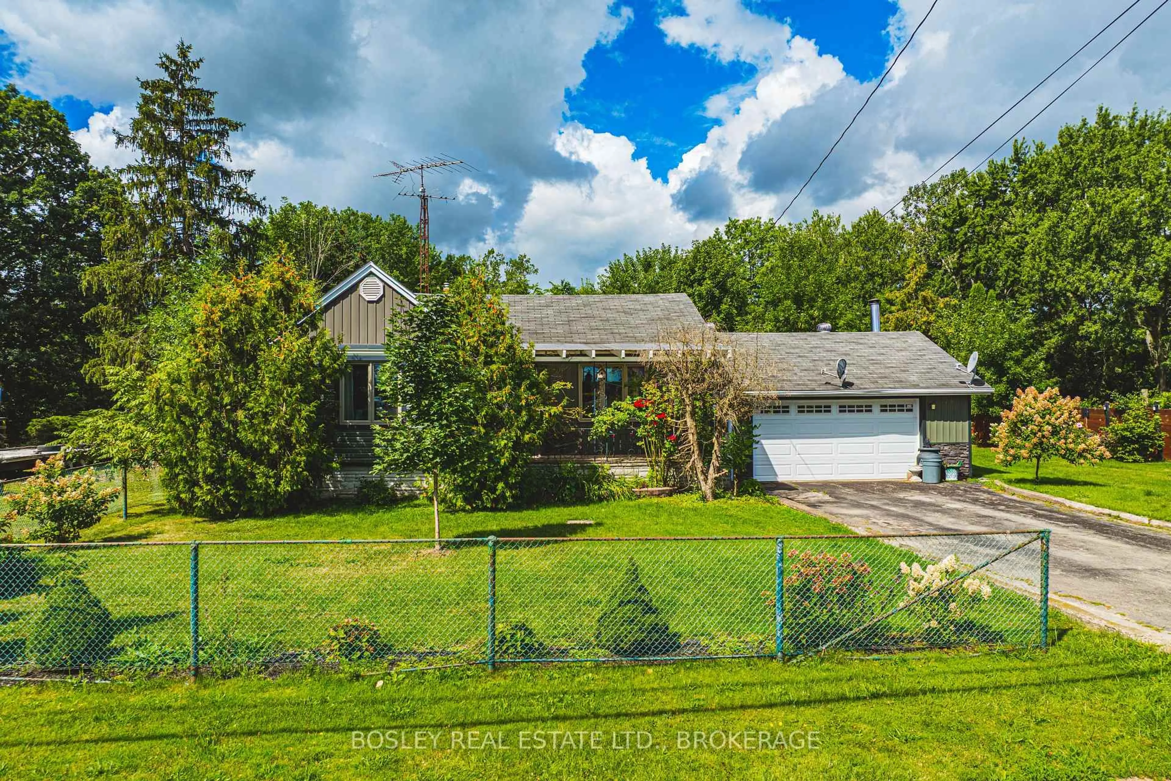 A pic from outside/outdoor area/front of a property/back of a property/a pic from drone, street for 9143 Sodom Rd, Niagara Falls Ontario L2E 6S6