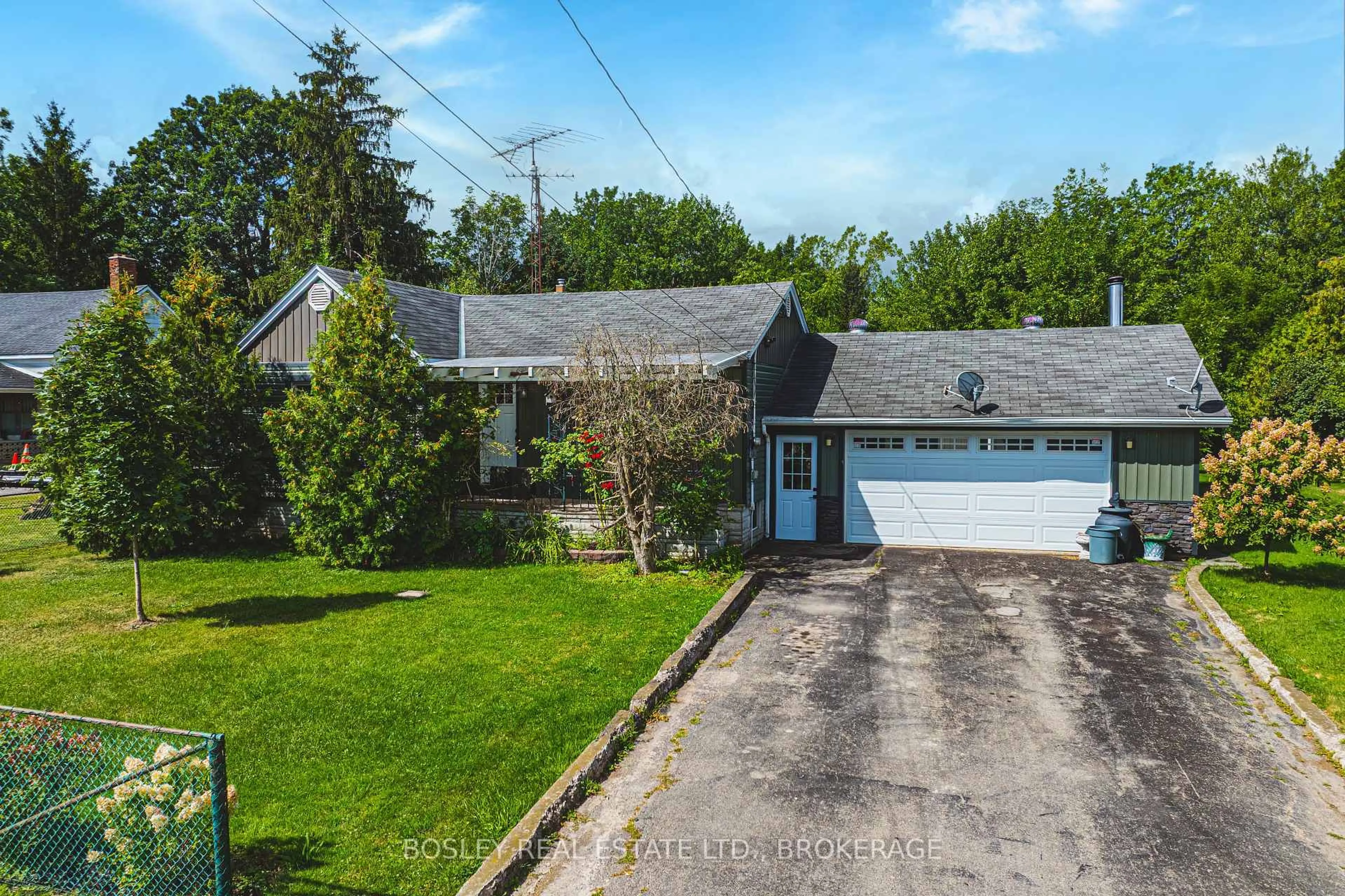 A pic from outside/outdoor area/front of a property/back of a property/a pic from drone, street for 9143 Sodom Rd, Niagara Falls Ontario L2E 6S6