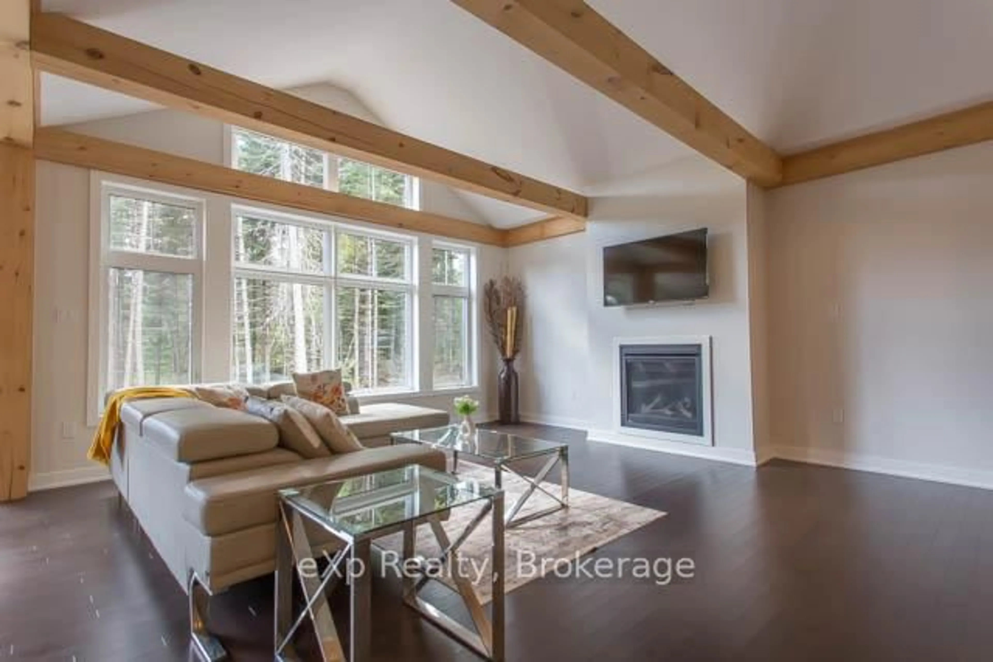 Living room with furniture, wood/laminate floor for 1052 Greensview Dr #40, Lake of Bays Ontario P1H 0K1