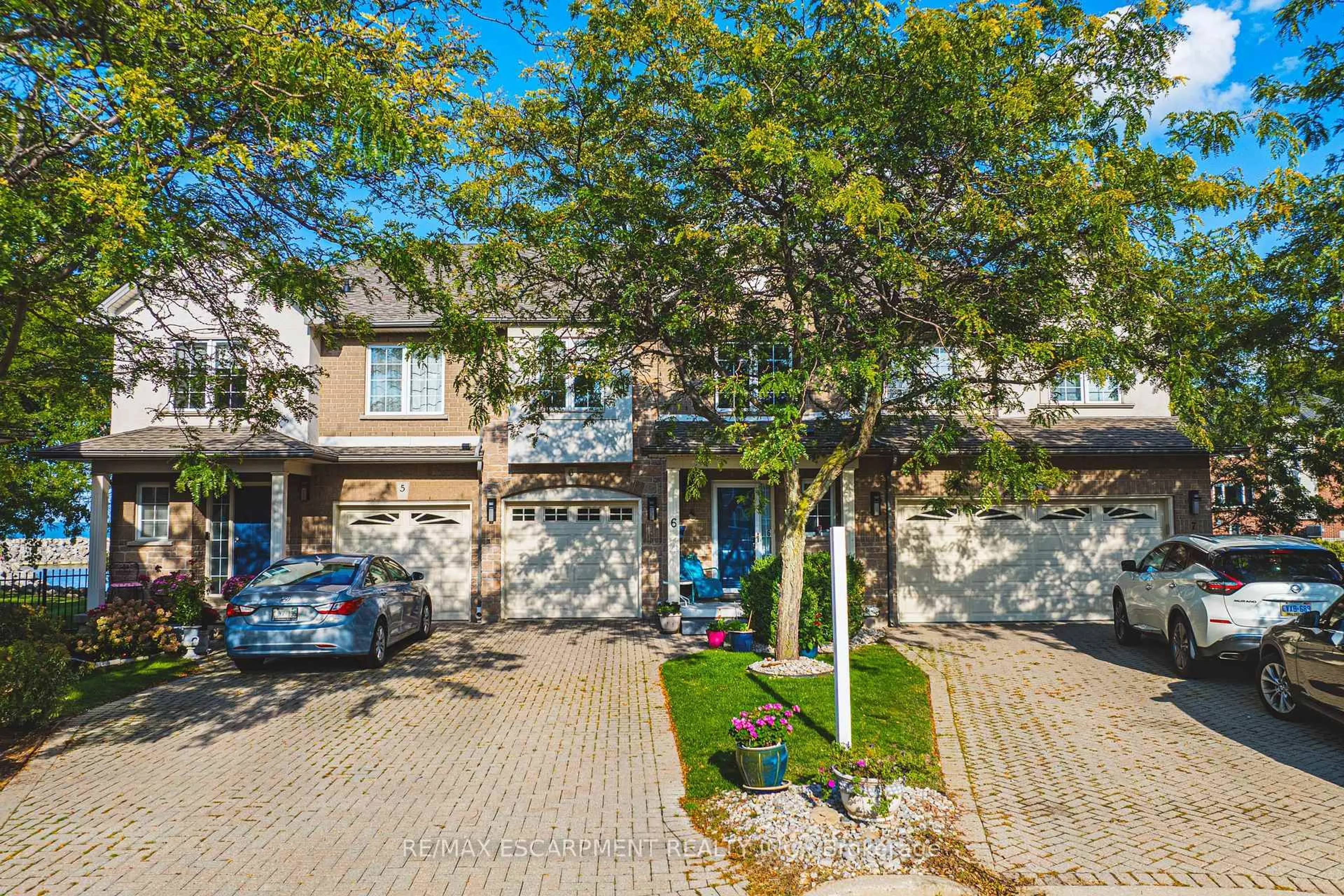 A pic from outside/outdoor area/front of a property/back of a property/a pic from drone, street for 85 EDGEWATER Dr #6, Hamilton Ontario L8E 4Z2