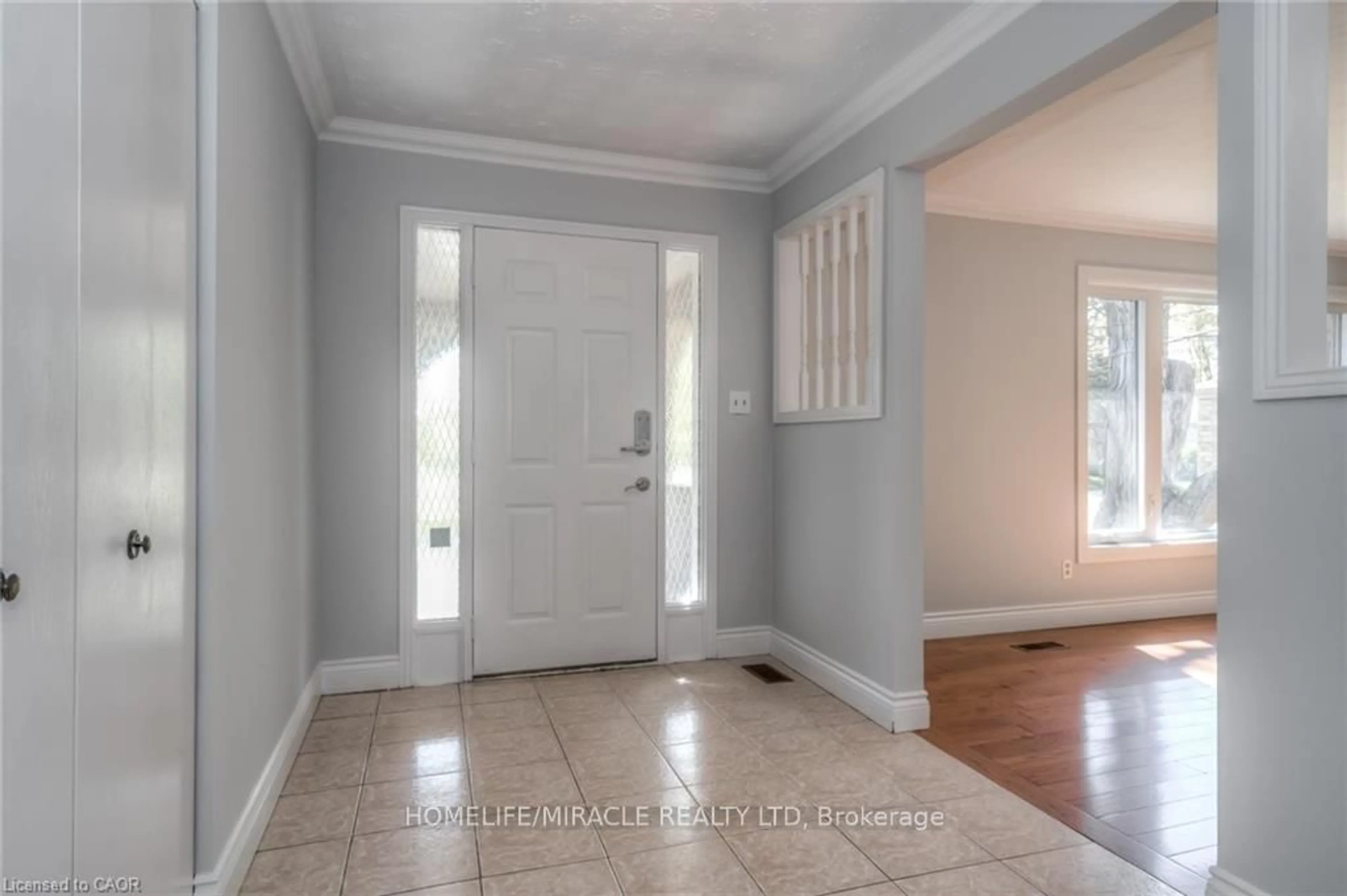 Indoor entryway for 107 Pinnacle Dr, Kitchener Ontario N2P 1B8