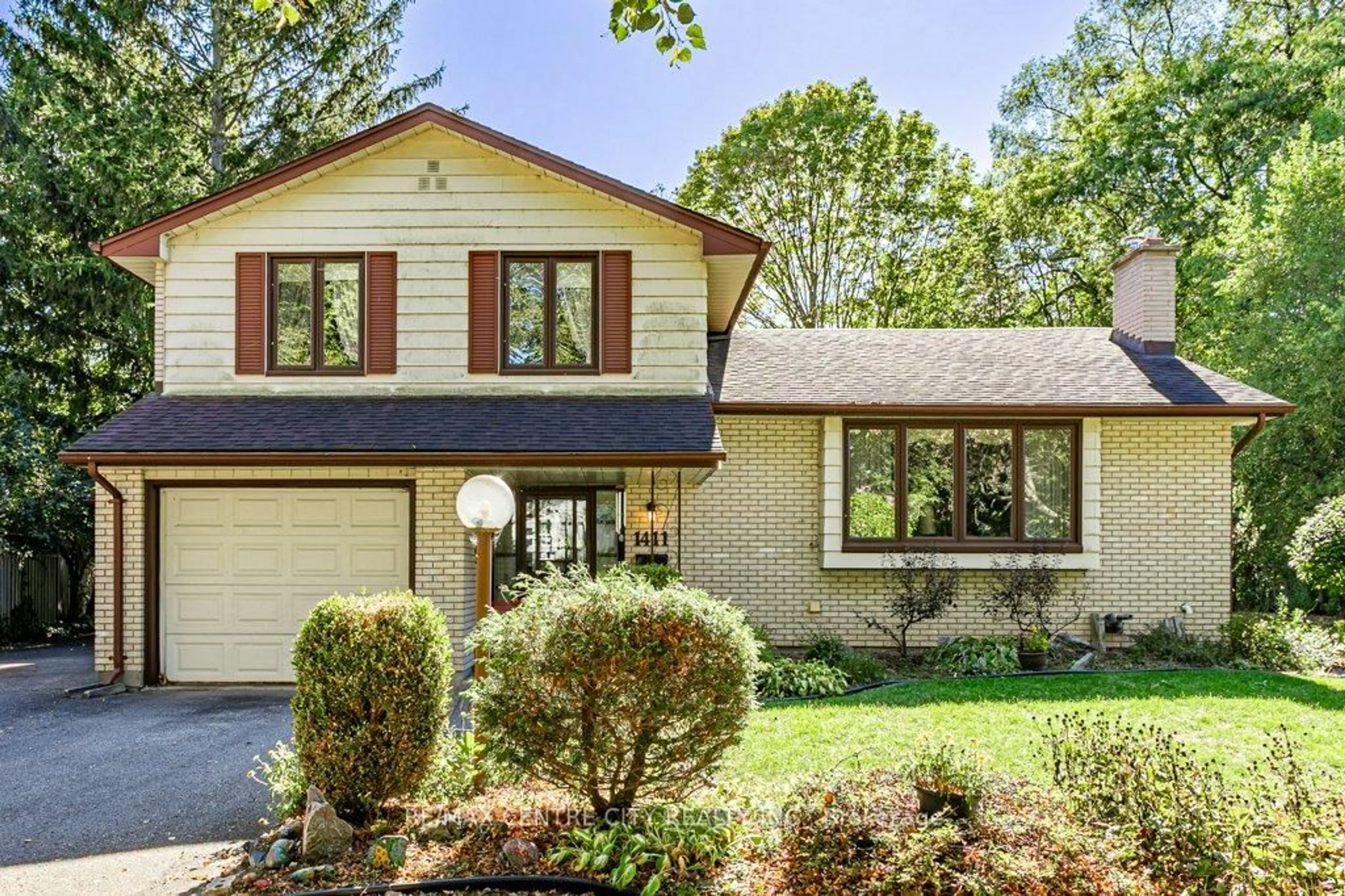 Home with vinyl exterior material, street for 1411 Erindale Cres, London North Ontario N5X 1V8