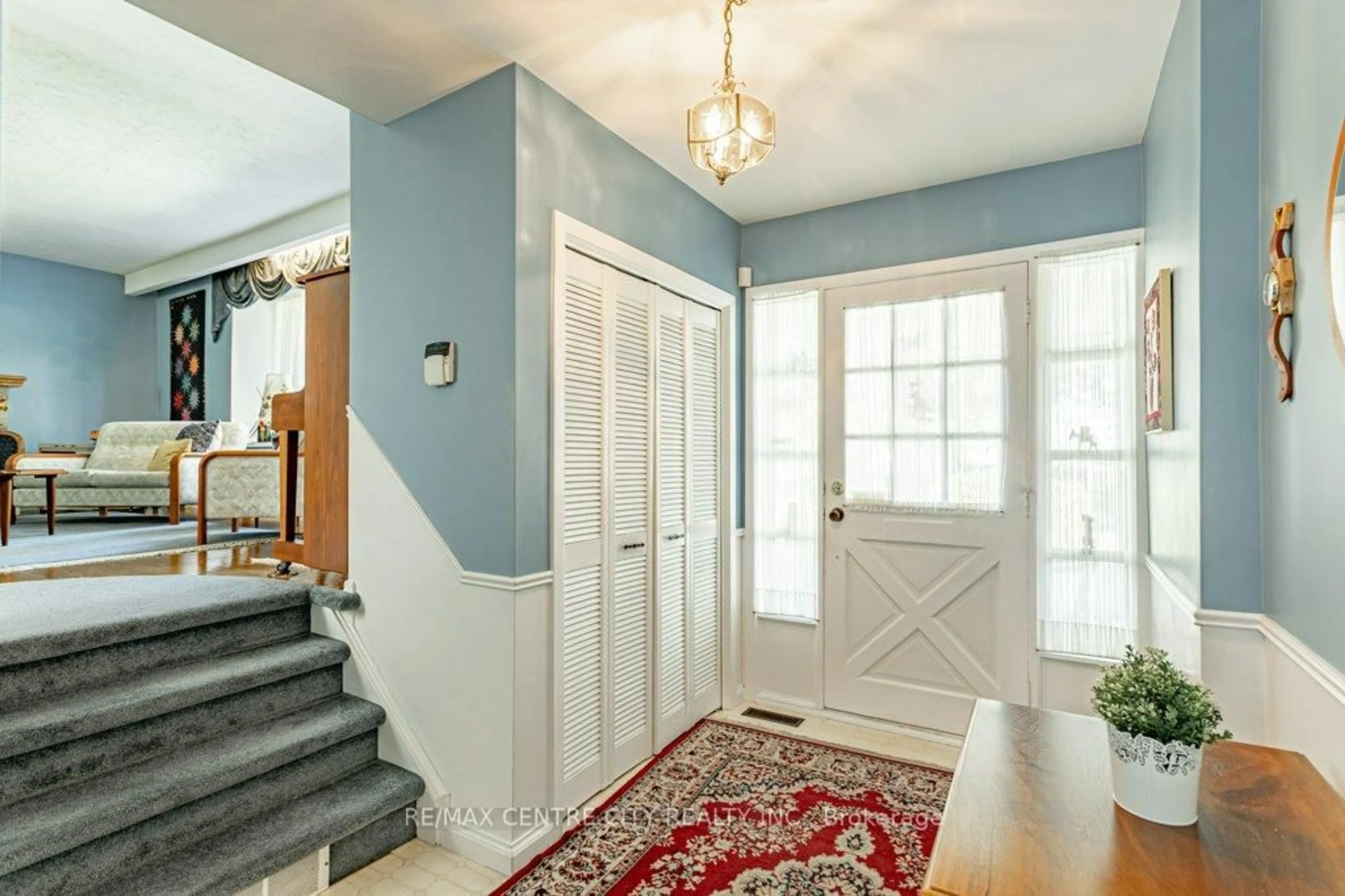 Indoor entryway for 1411 Erindale Cres, London North Ontario N5X 1V8