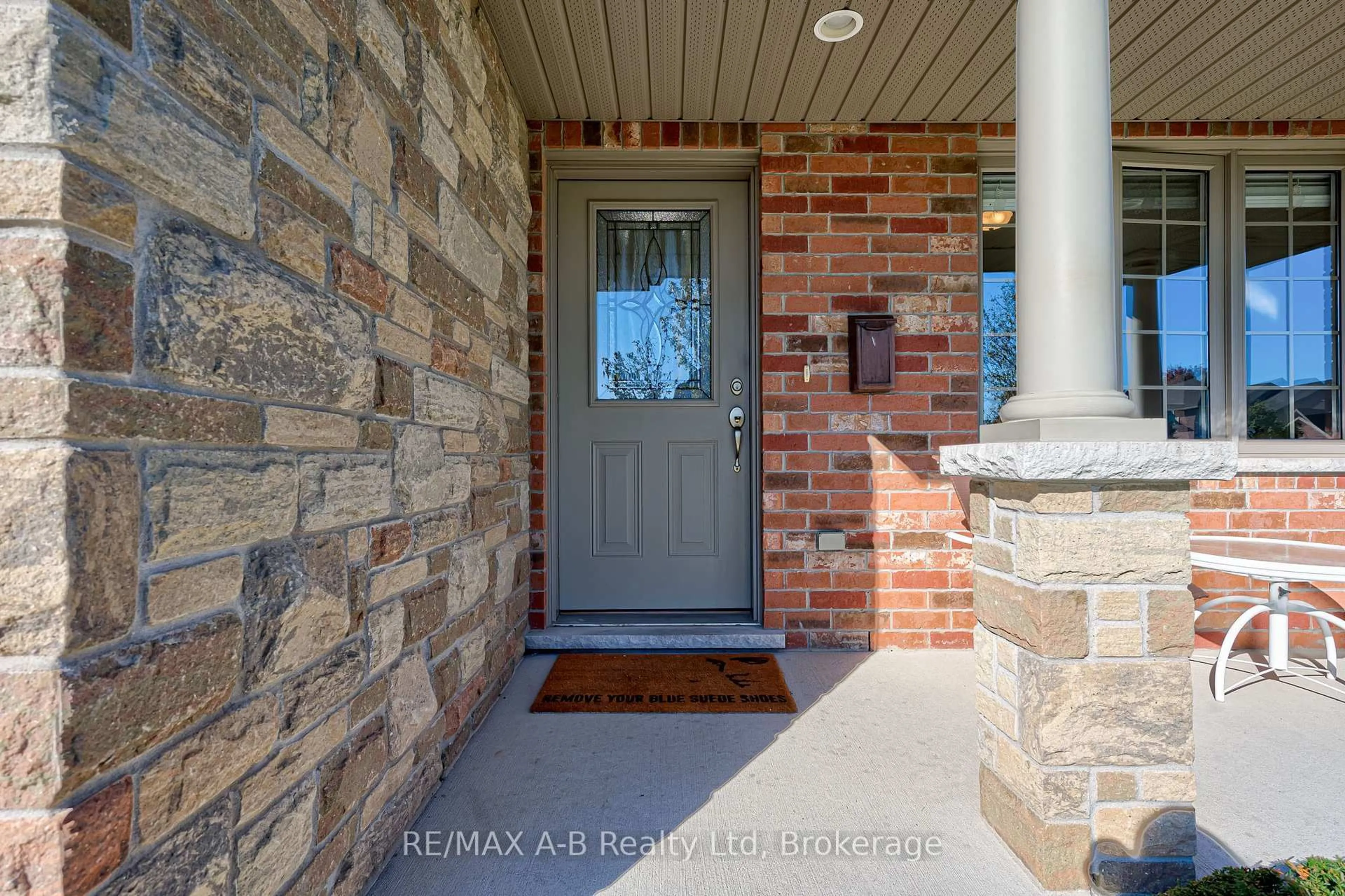 Indoor entryway for 32 Harrison St, Stratford Ontario N5A 0A4