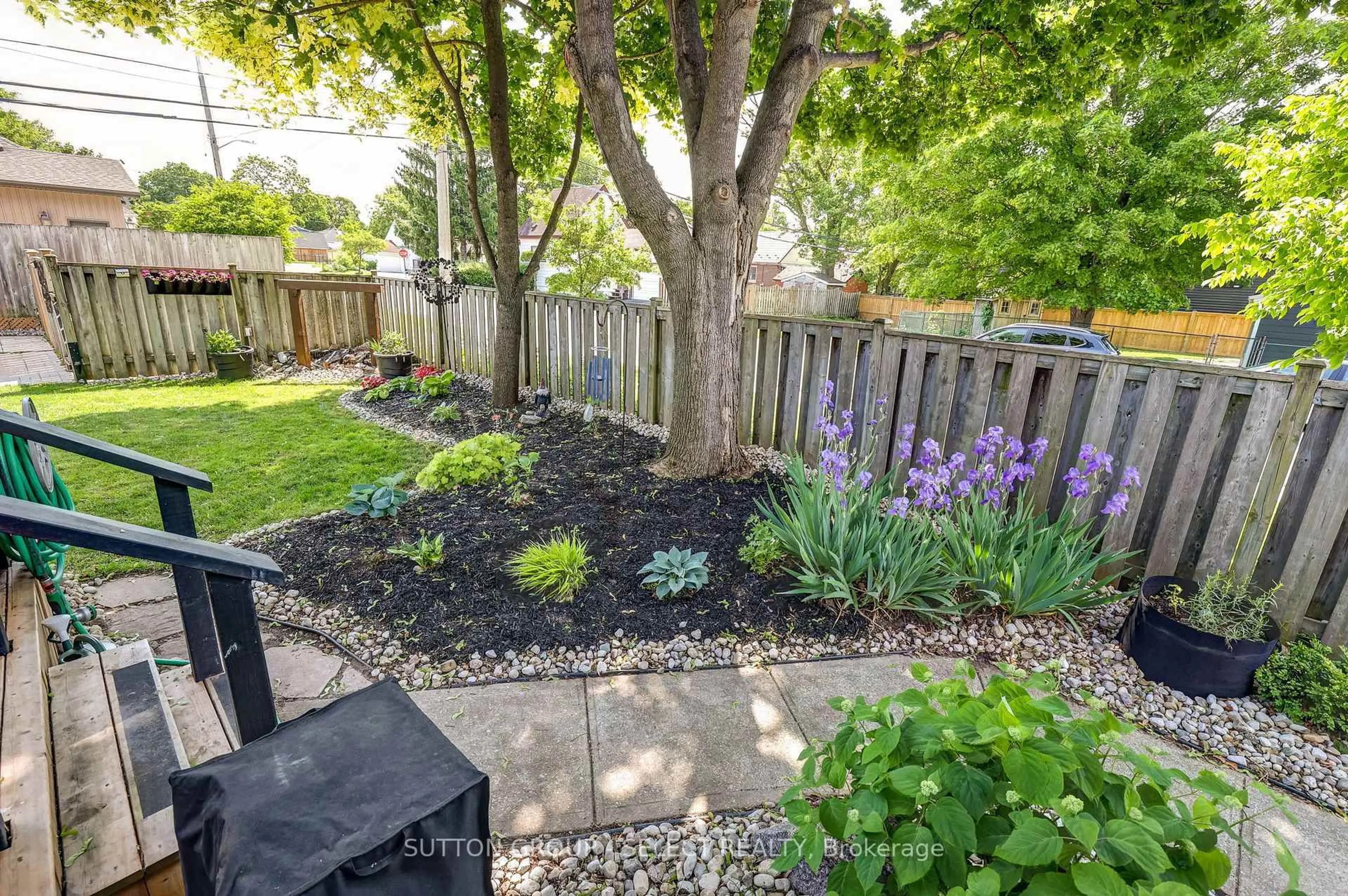 Patio, street for 126 Brisbin St, London East Ontario N5Z 2M1
