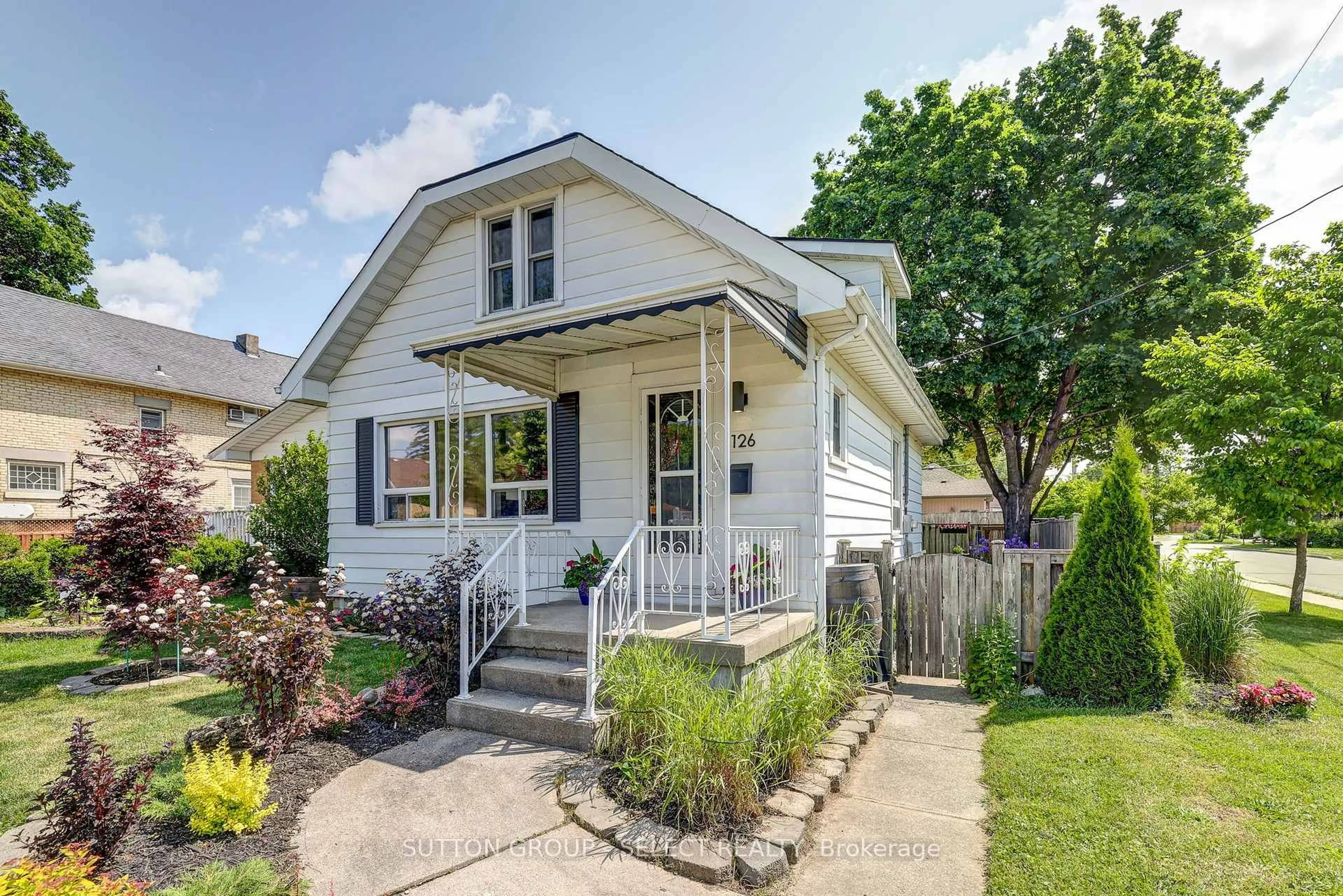 Home with vinyl exterior material, street for 126 Brisbin St, London East Ontario N5Z 2M1