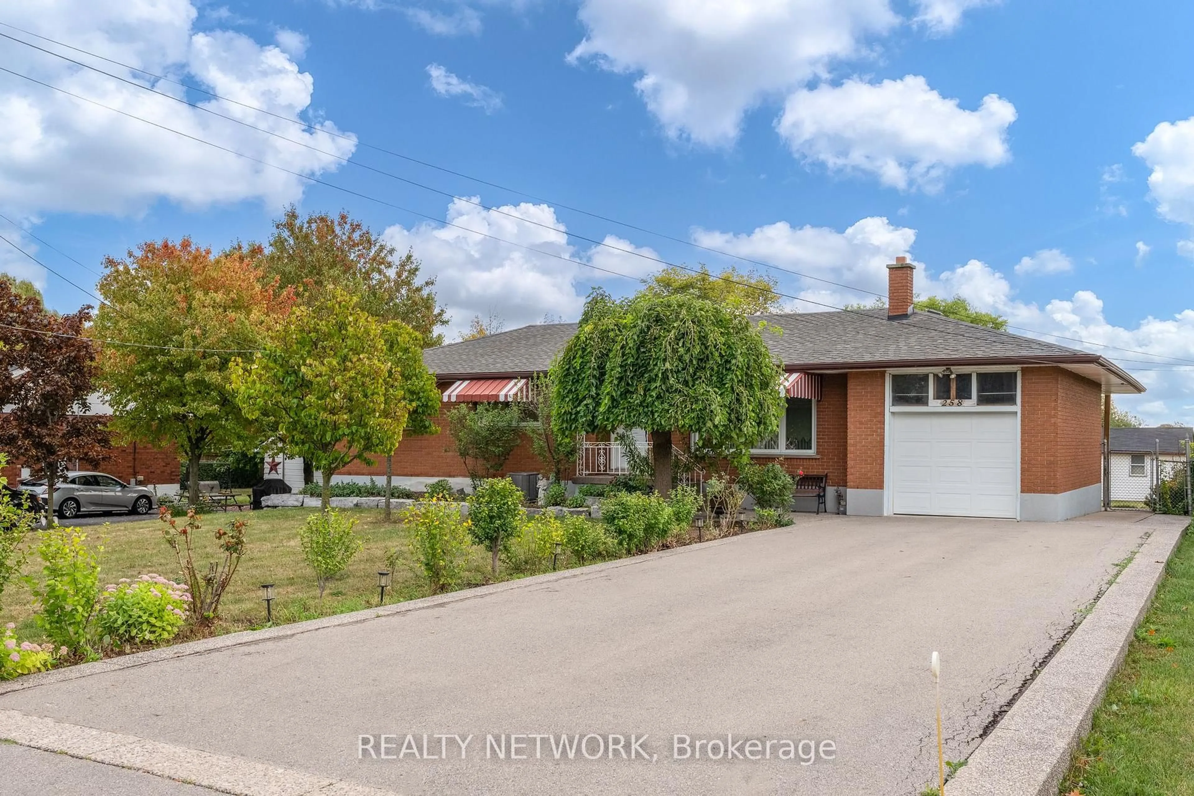 A pic from outside/outdoor area/front of a property/back of a property/a pic from drone, street for 258 Jones Rd, Hamilton Ontario L8E 5J5