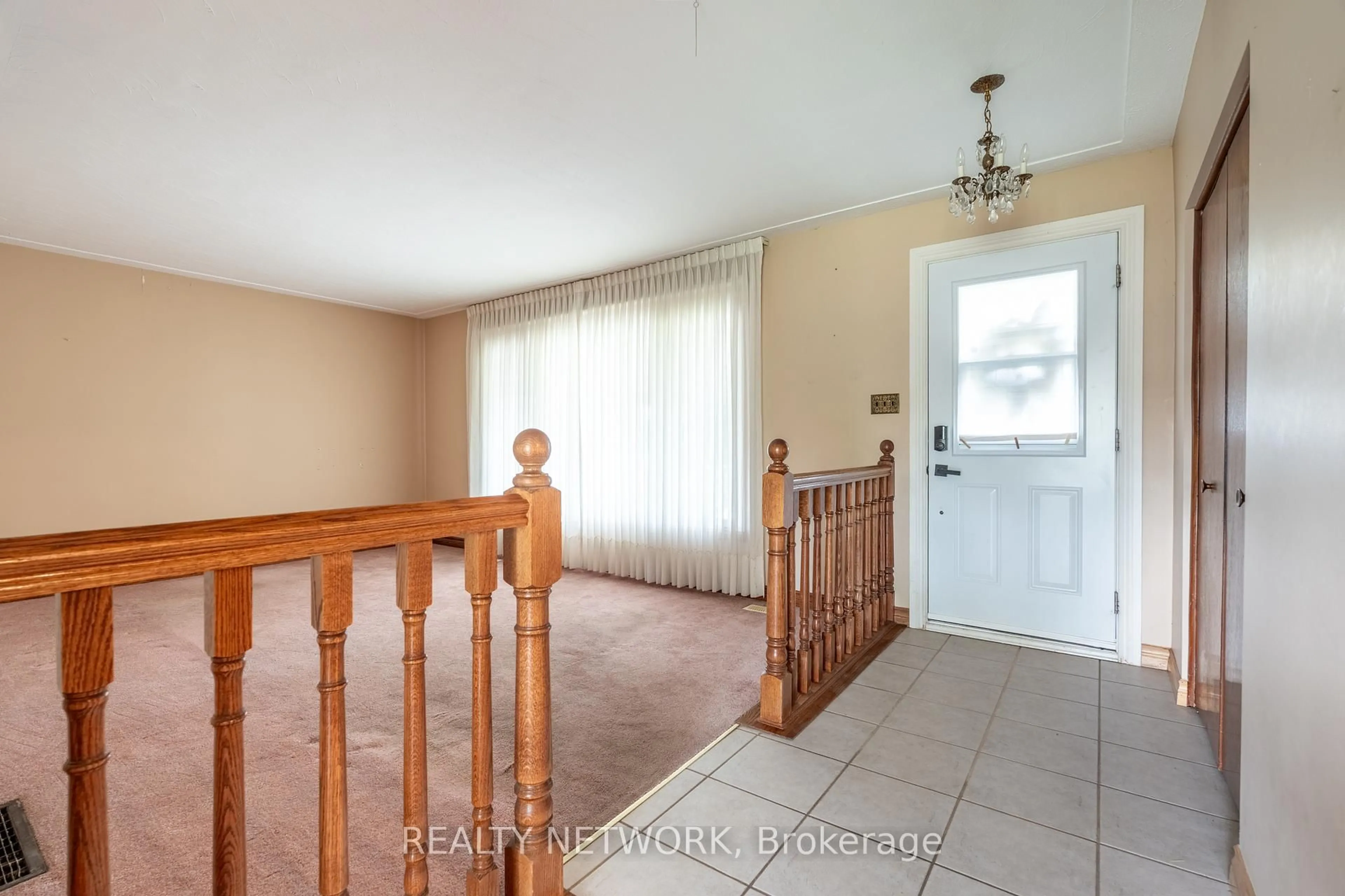Indoor entryway for 258 Jones Rd, Hamilton Ontario L8E 5J5