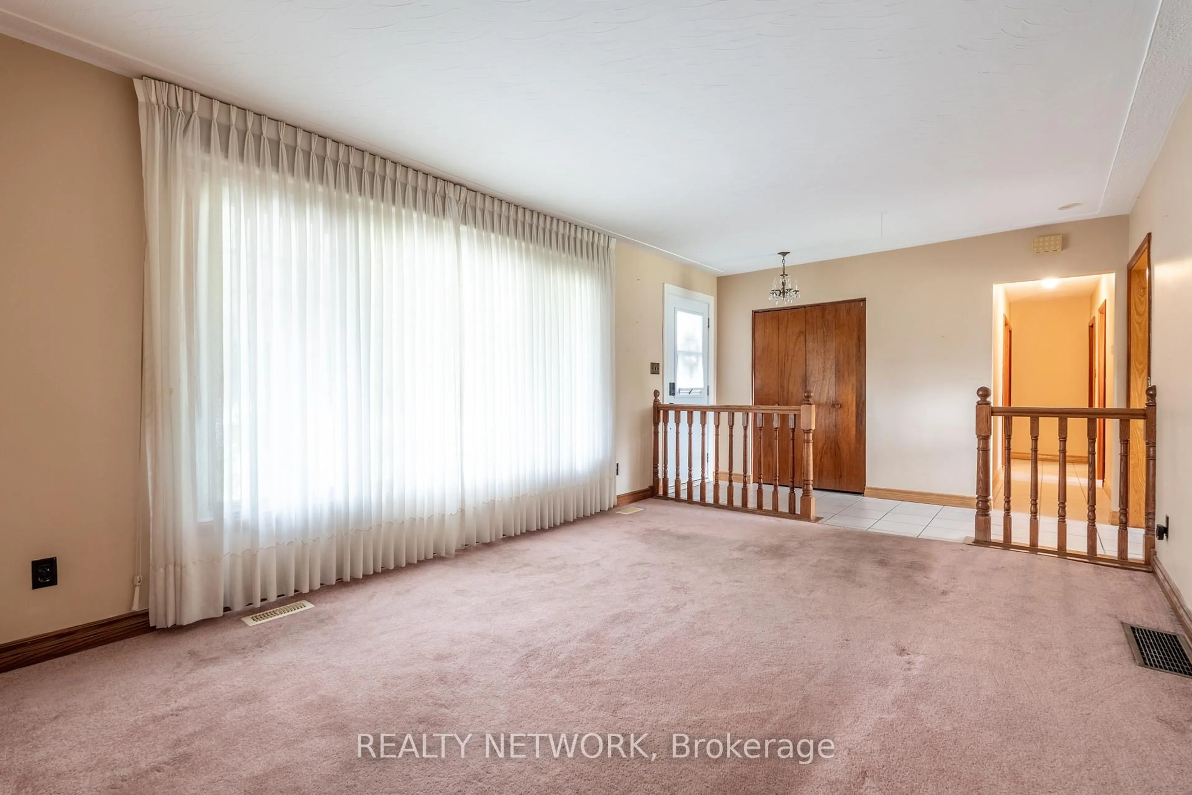 A pic of a room for 258 Jones Rd, Hamilton Ontario L8E 5J5