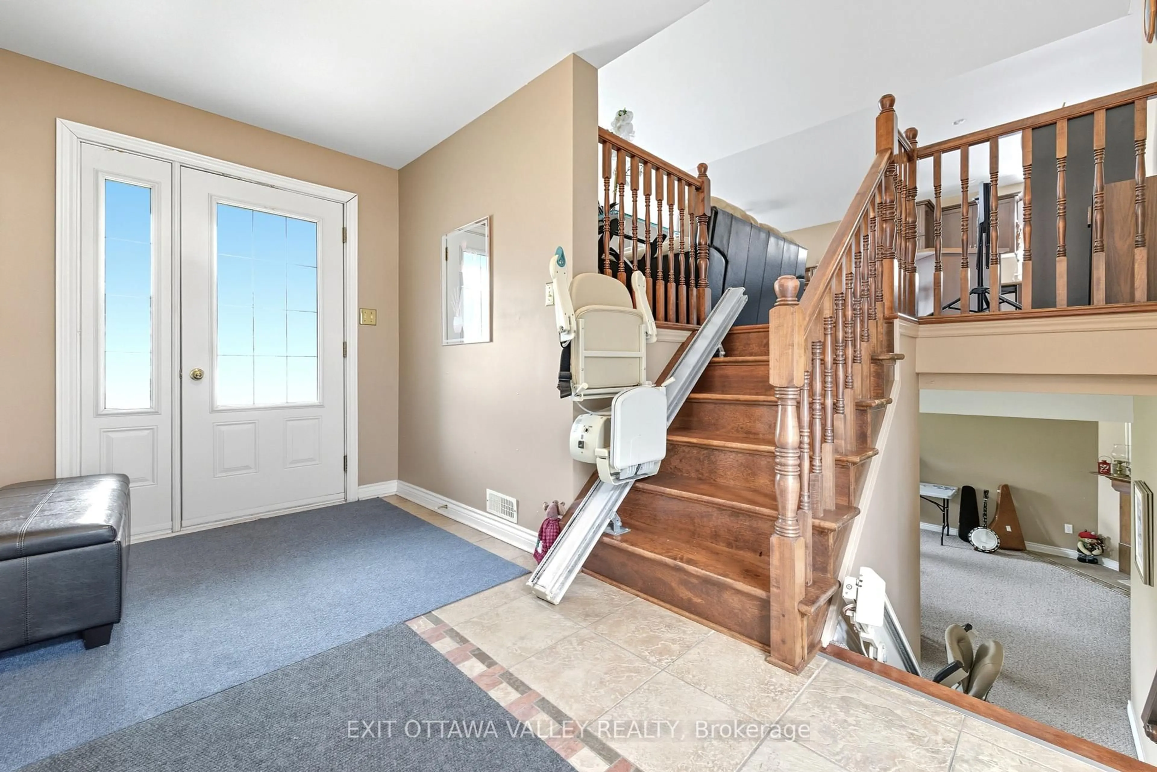 Indoor foyer for 8 Cockcroft Cres, Deep River Ontario K0J 1P0