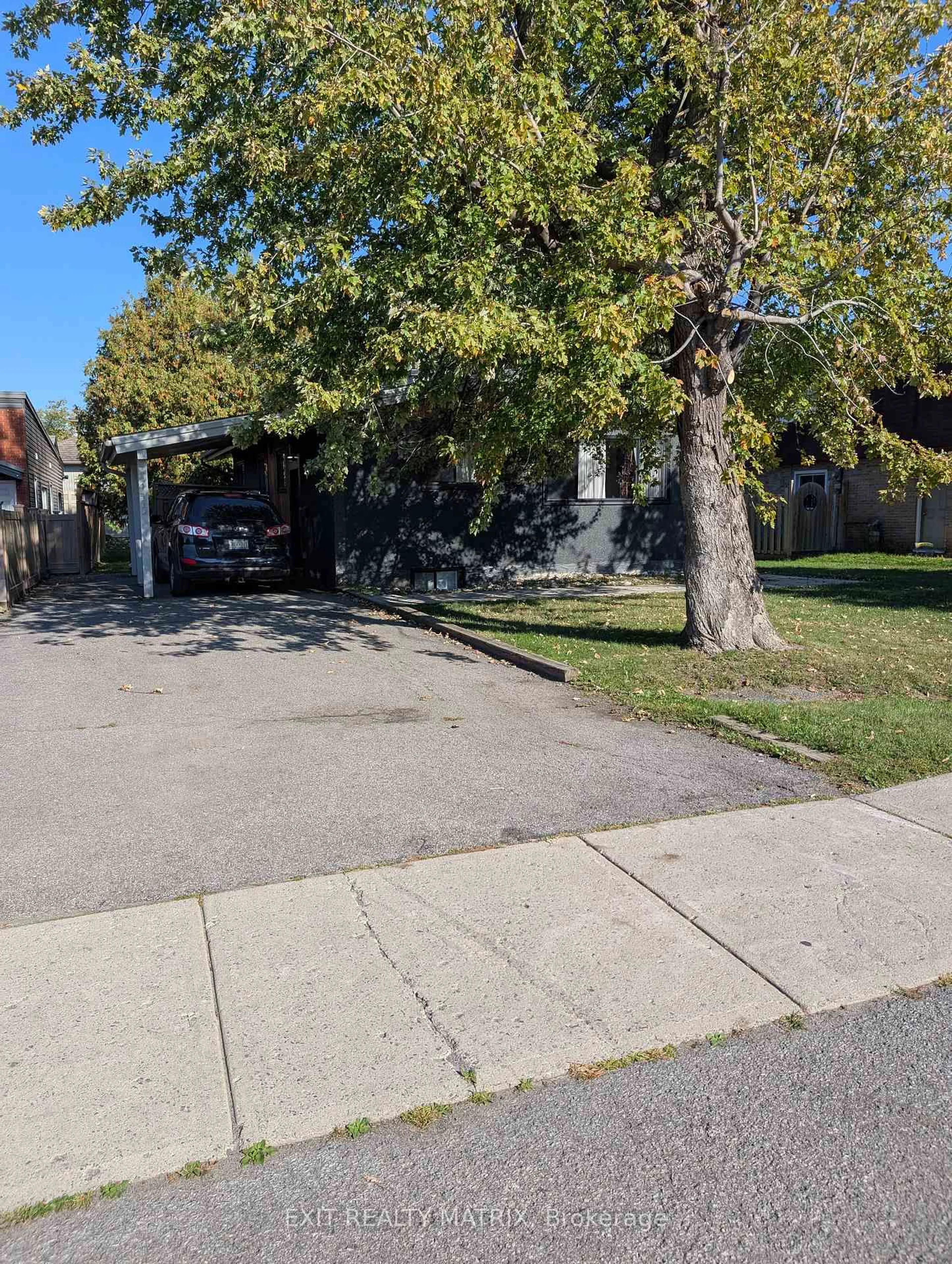 A pic from outside/outdoor area/front of a property/back of a property/a pic from drone, street for 1415 Maxime Rd, Ottawa Ontario K1B 4E7