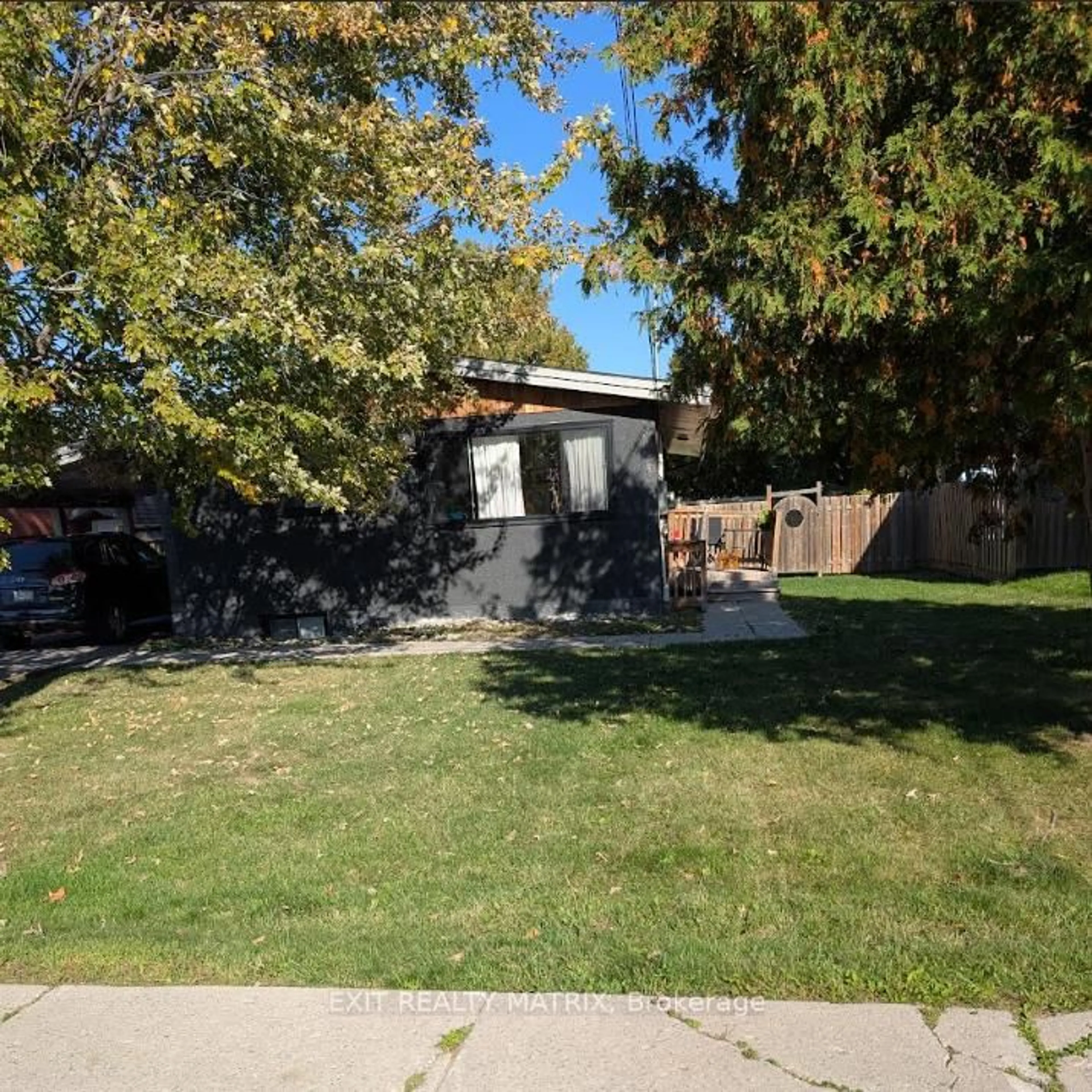Unknown for 1415 Maxime Rd, Ottawa Ontario K1B 4E7
