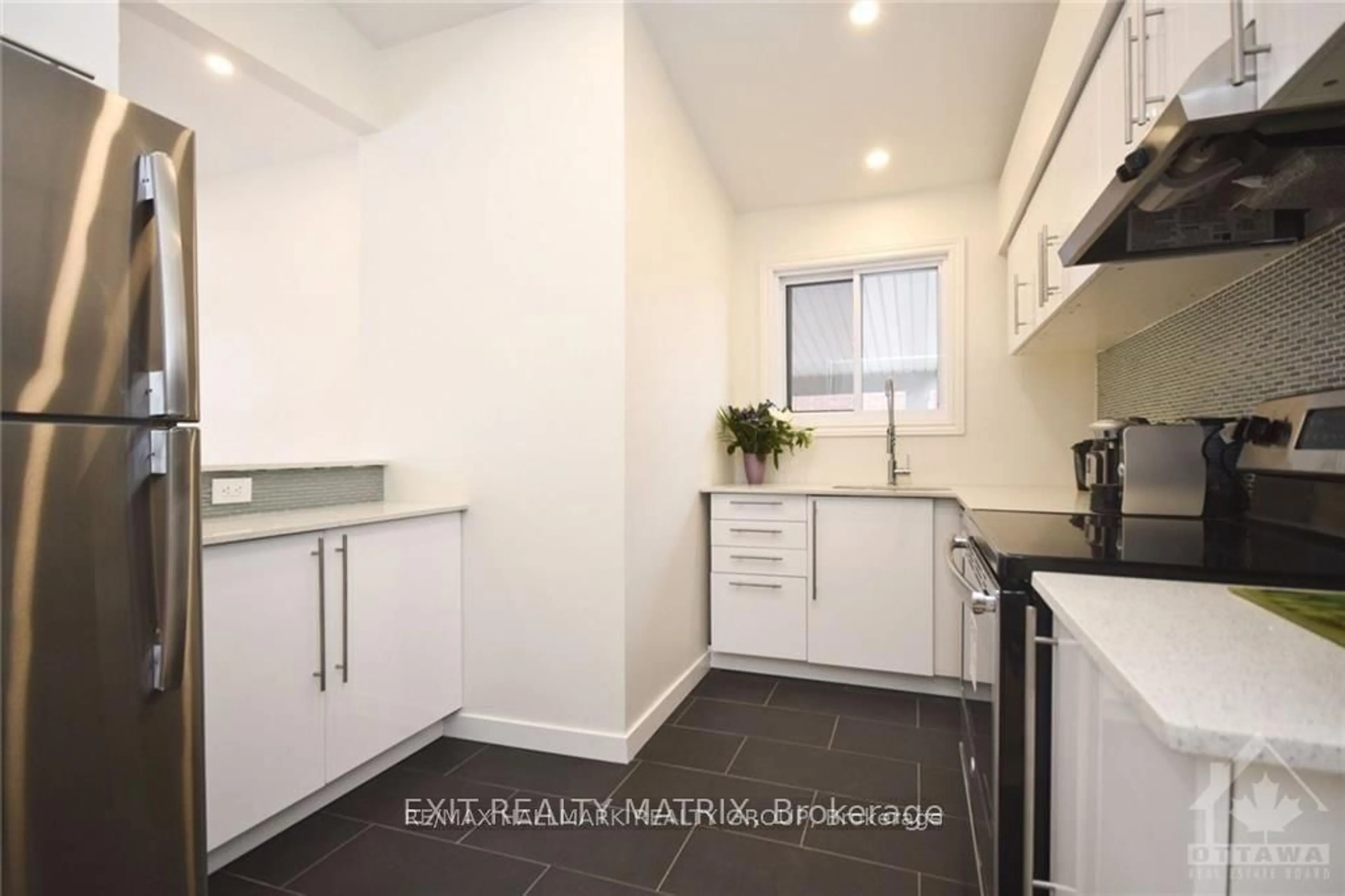 Standard kitchen, unknown for 1415 Maxime Rd, Ottawa Ontario K1B 4E7