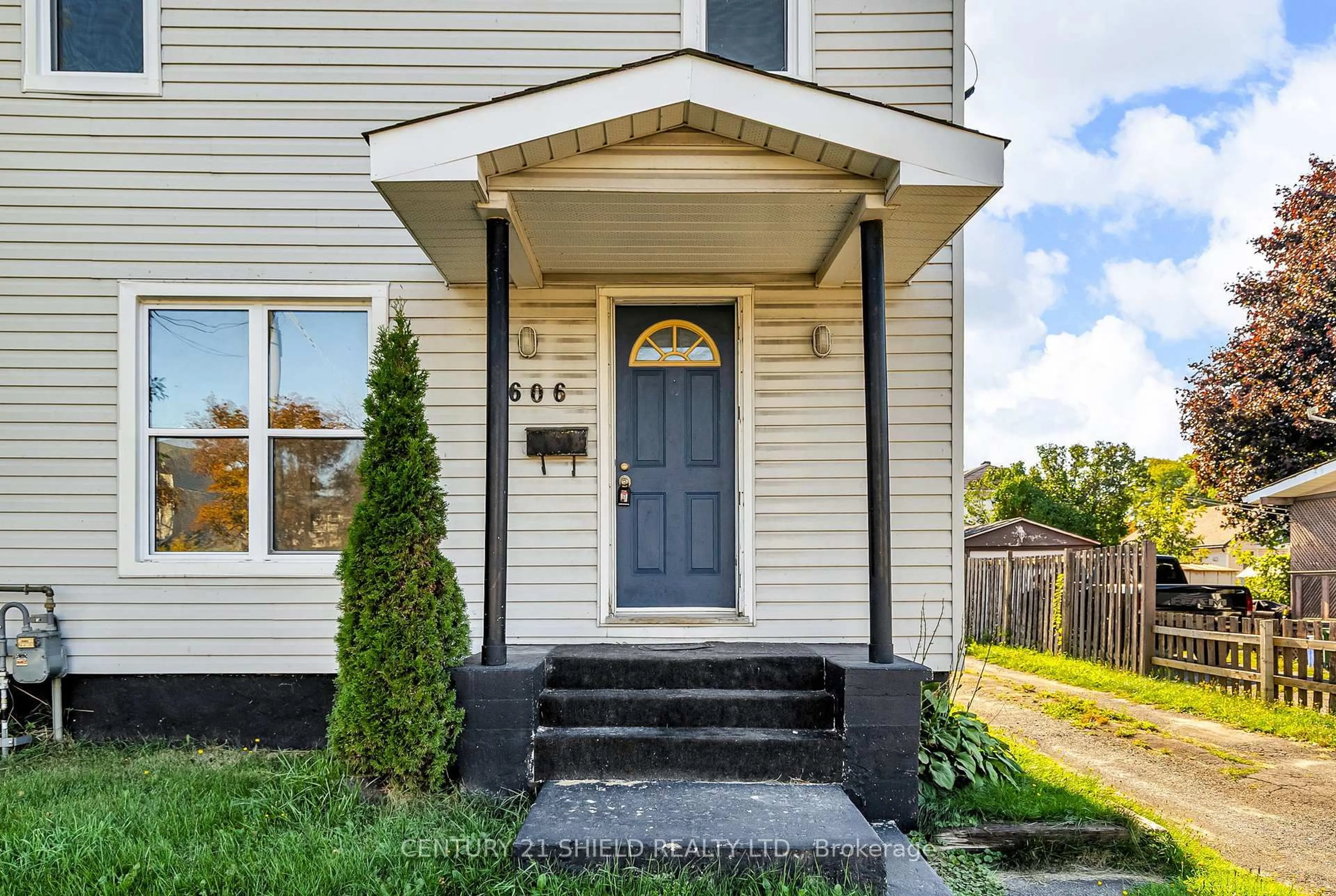 Home with vinyl exterior material, street for 1606 PITT St, Cornwall Ontario K6J 3V2