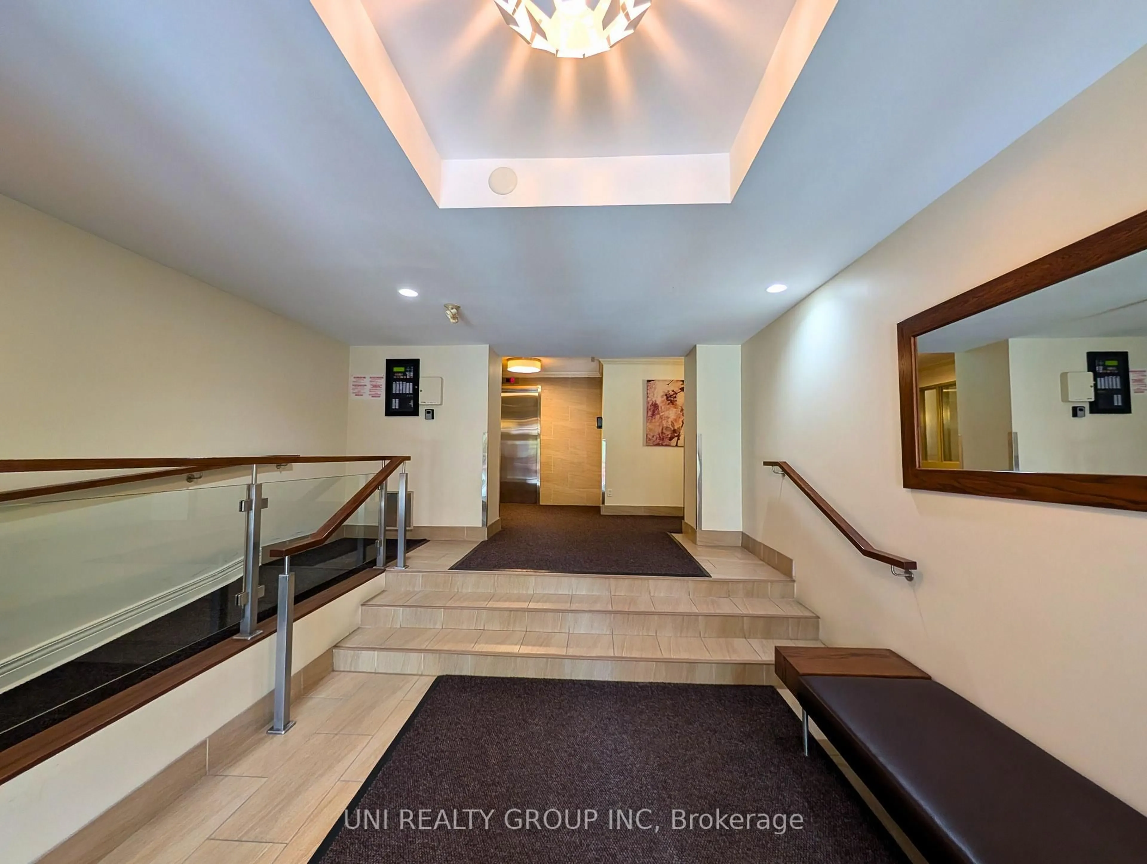 Indoor foyer for 959 NORTH RIVER Rd #109, Ottawa Ontario K1K 3V3