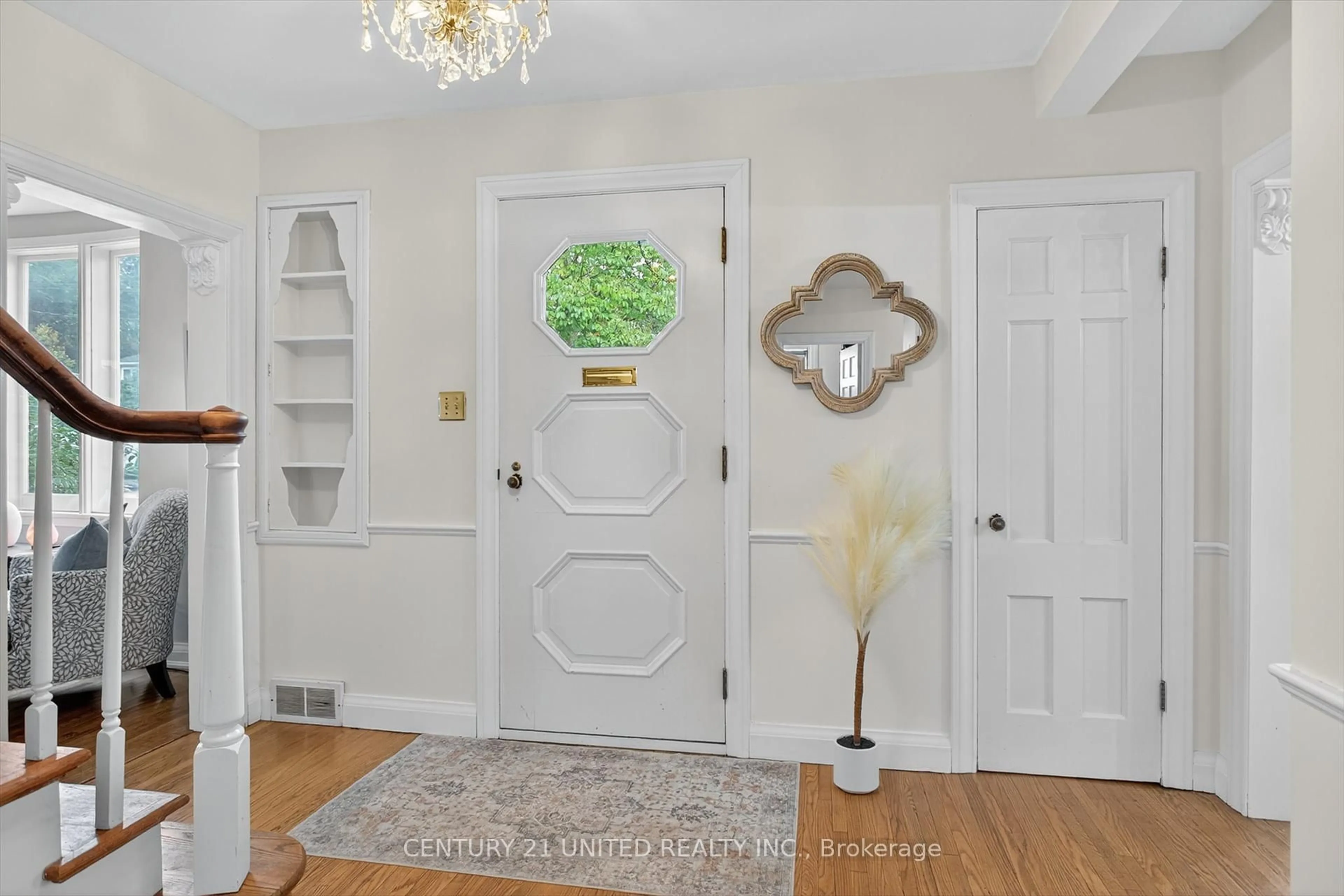 Indoor entryway for 681 Weller St, Peterborough Ontario K9J 4X2