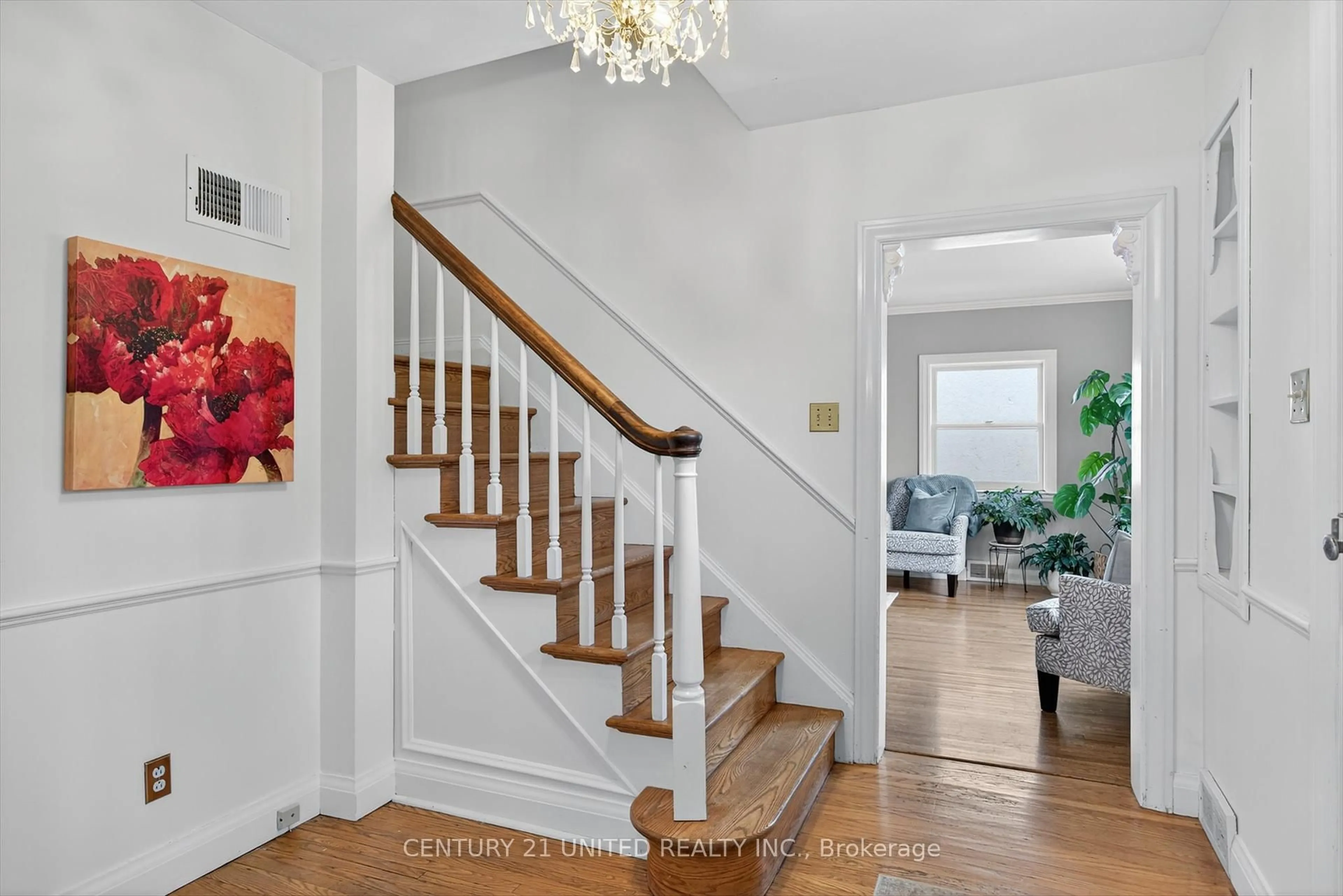 Indoor entryway for 681 Weller St, Peterborough Ontario K9J 4X2