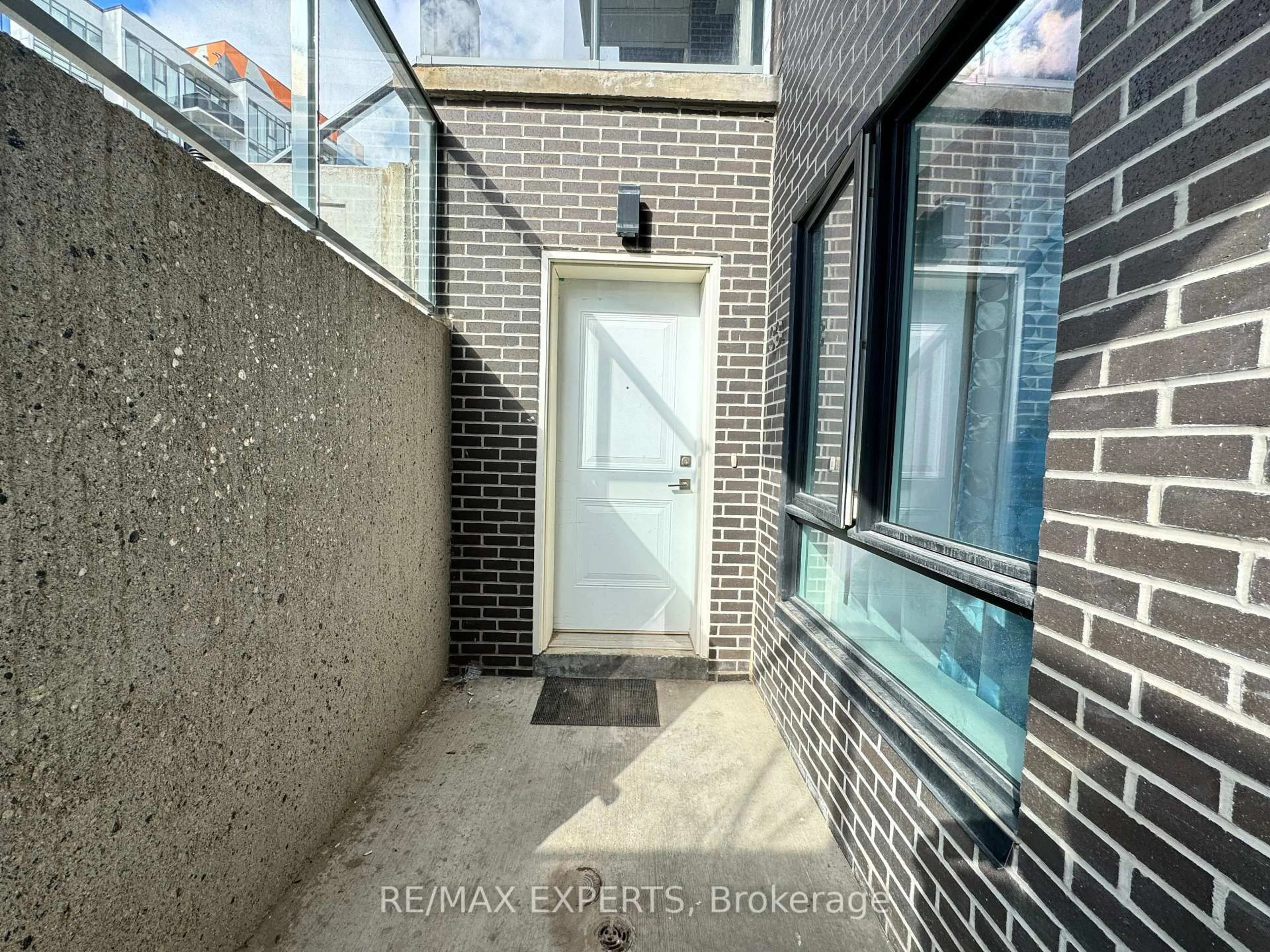 Indoor entryway for 1430 Highland Rd #33A, Kitchener Ontario N2N 0C3