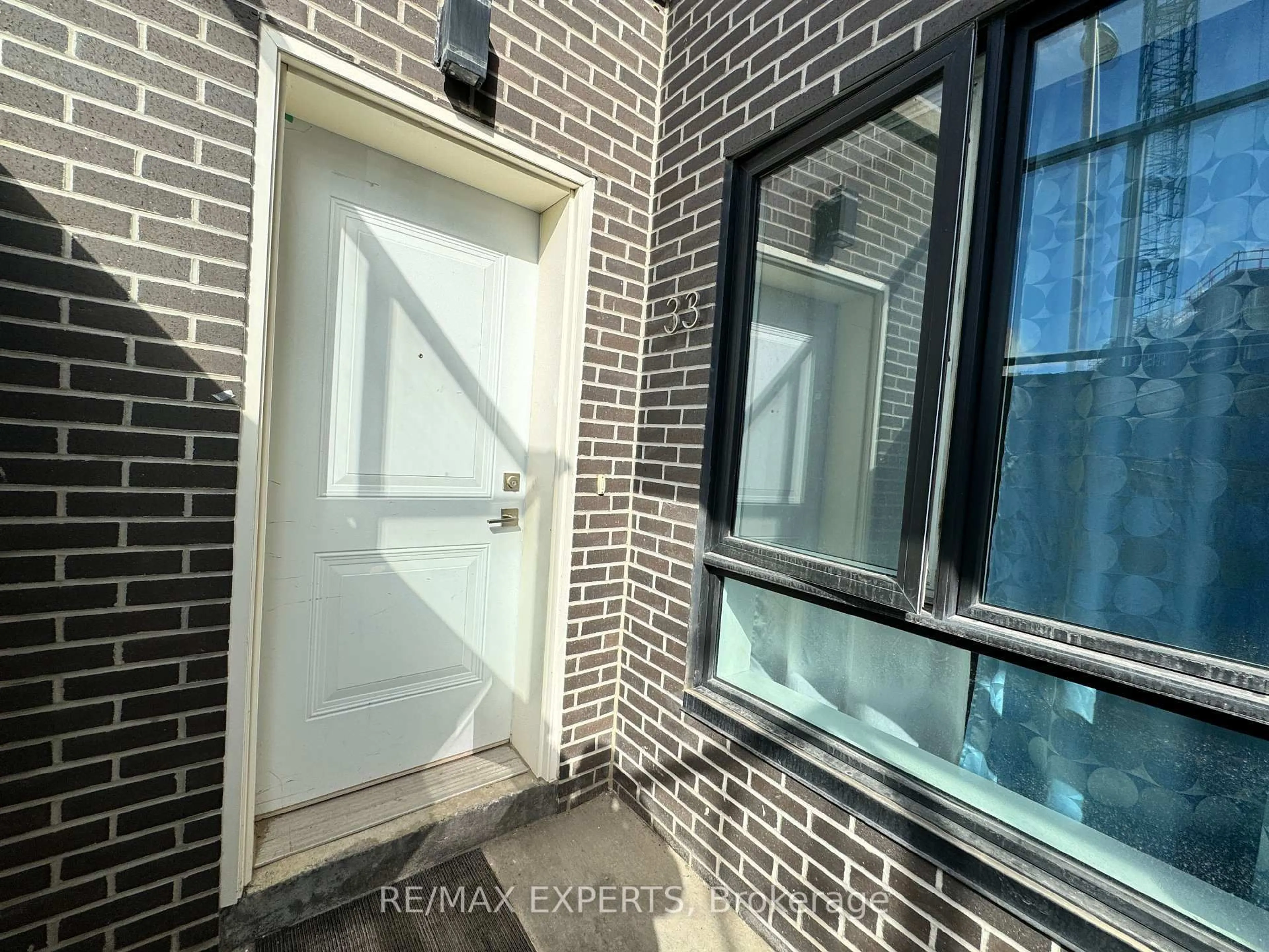 Indoor entryway for 1430 Highland Rd #33A, Kitchener Ontario N2N 0C3