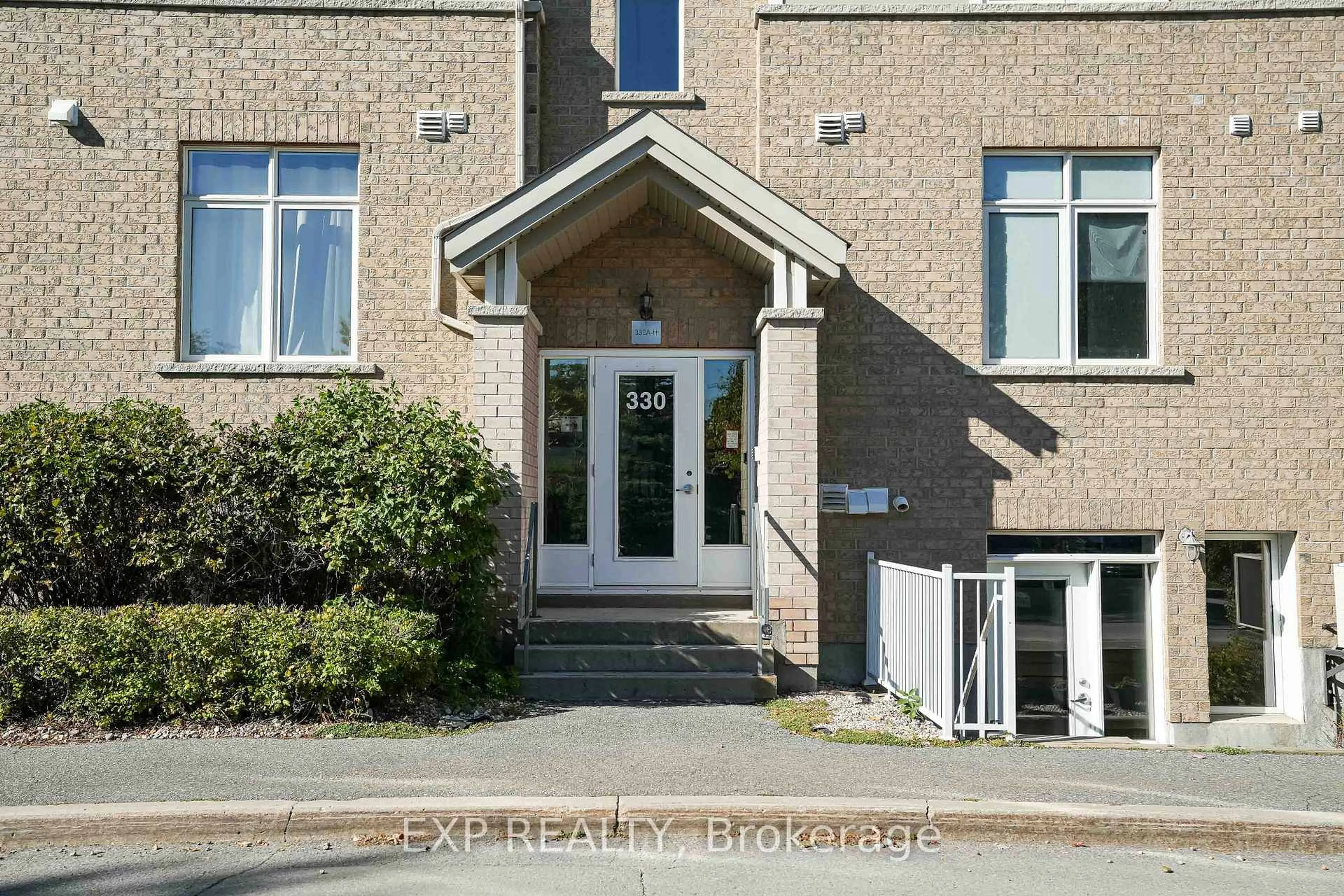 Indoor entryway for 330 Everest Private #A, Ottawa Ontario K1G 4E4