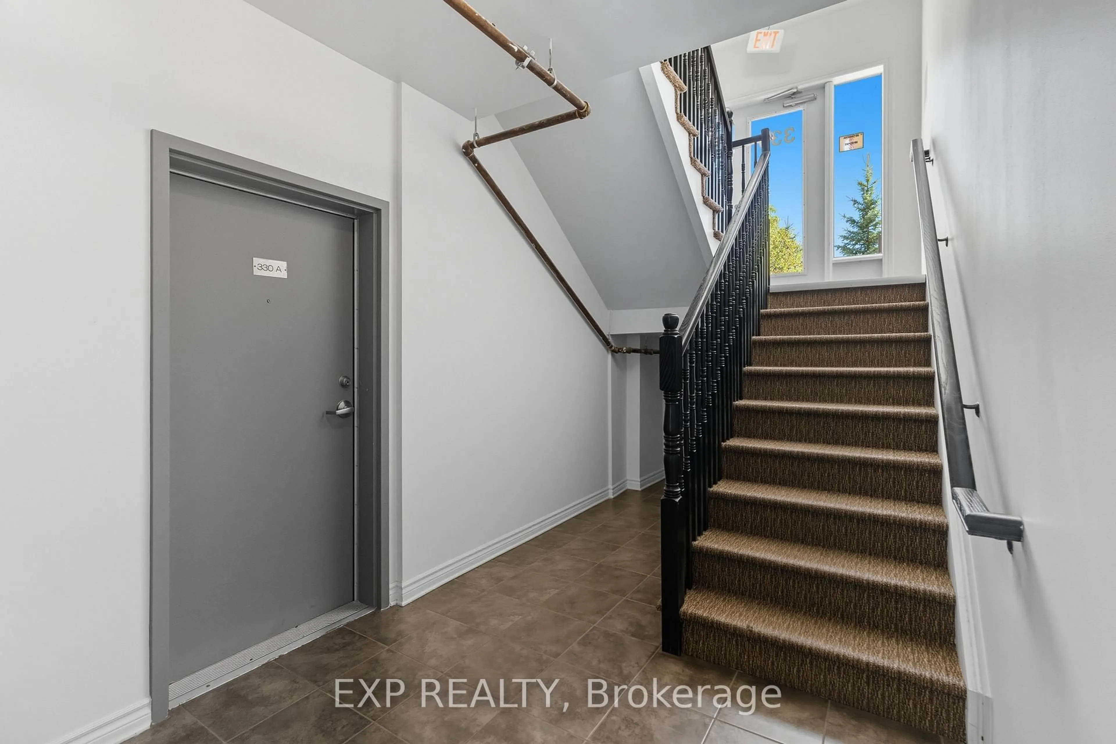 Indoor entryway for 330 Everest Private #A, Ottawa Ontario K1G 4E4