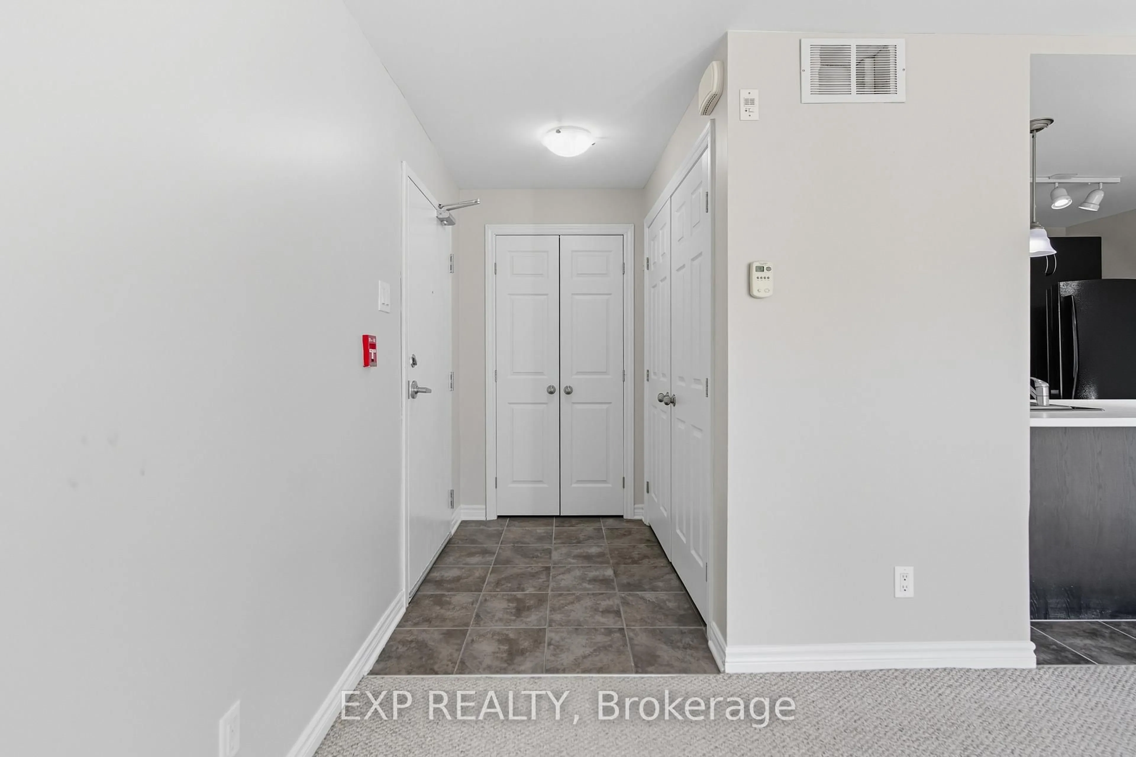 Indoor entryway for 330 Everest Private #A, Ottawa Ontario K1G 4E4