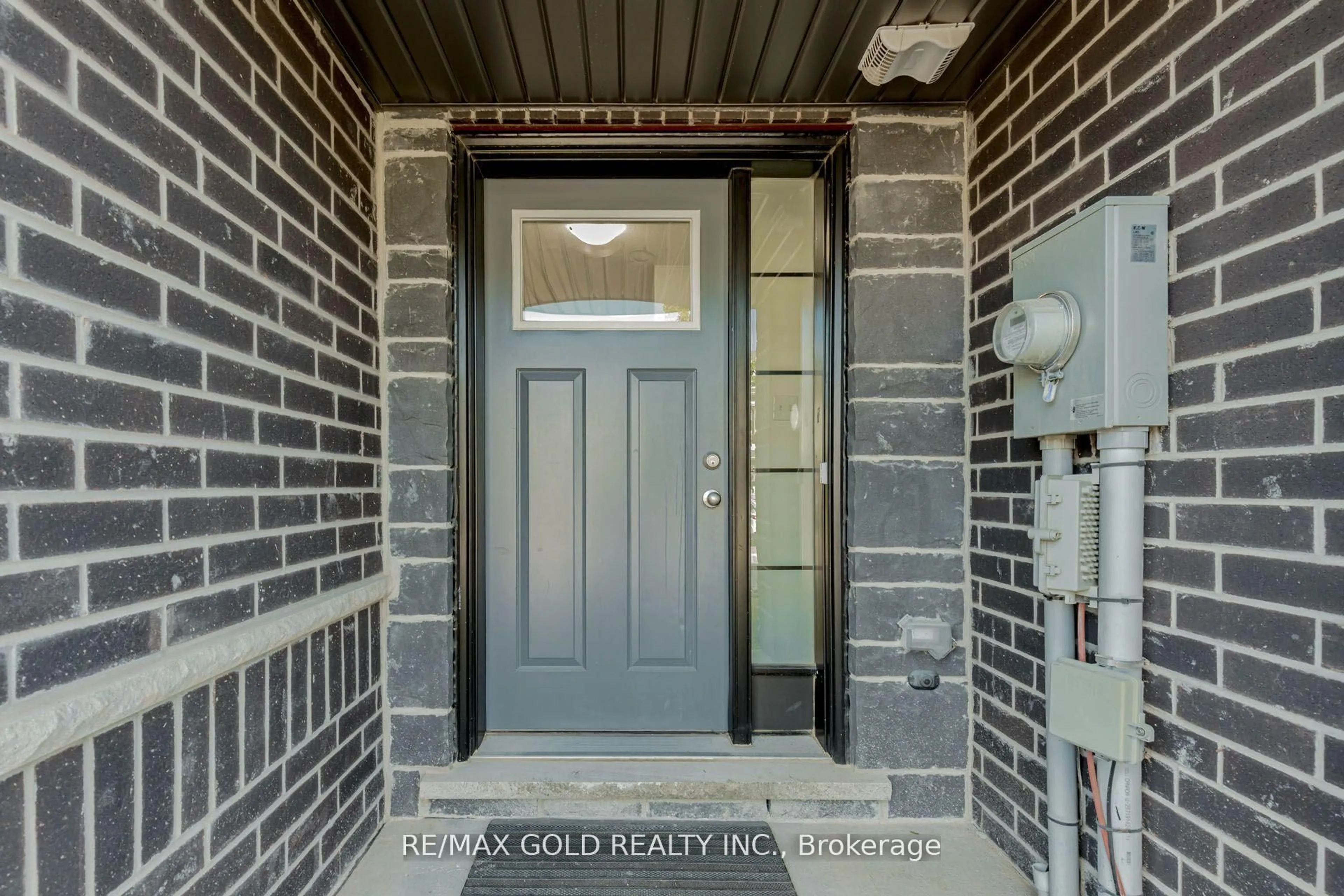 Indoor entryway for 208 Woodmeadow Crt, Kitchener Ontario N2R 0P8