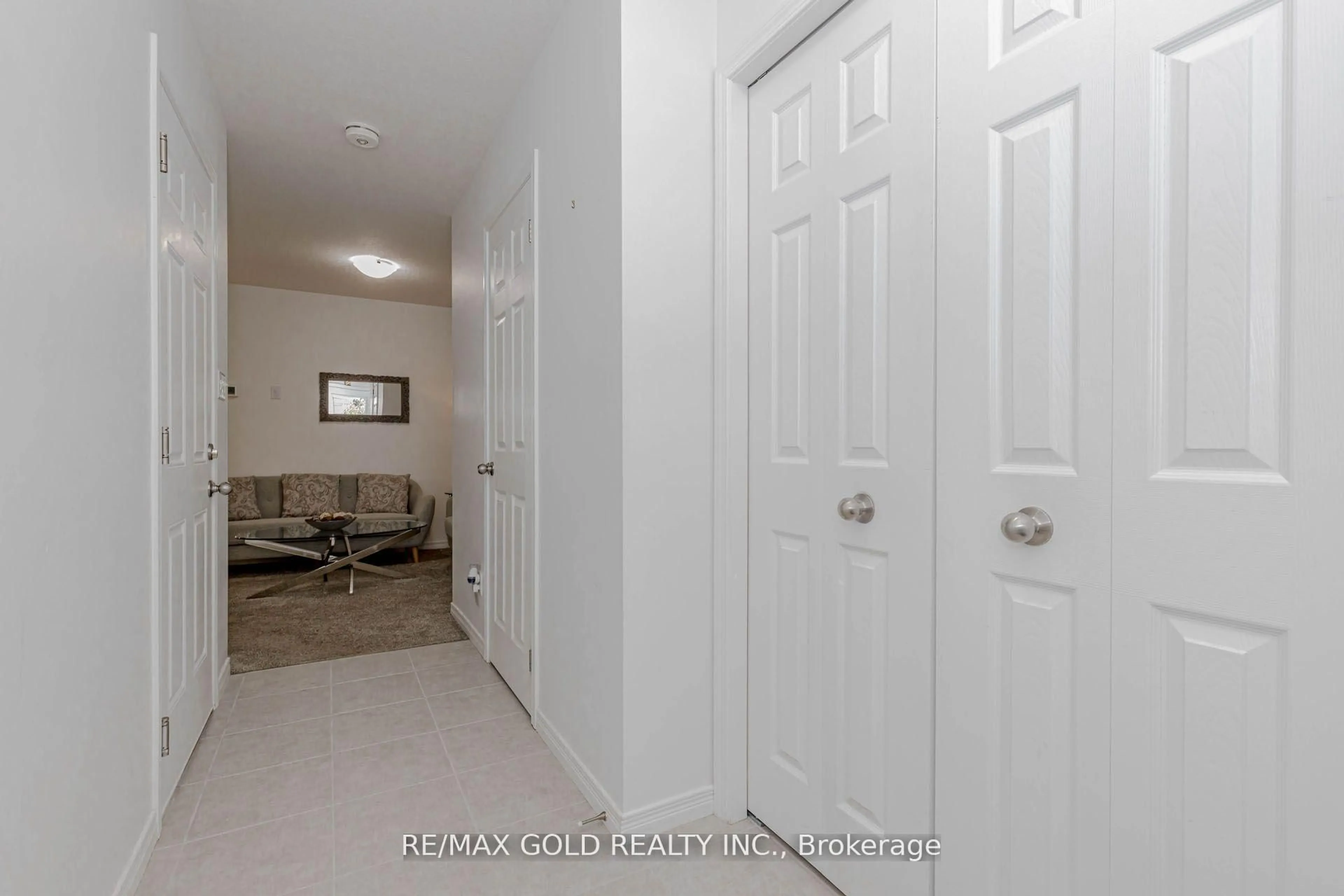 Indoor entryway for 208 Woodmeadow Crt, Kitchener Ontario N2R 0P8