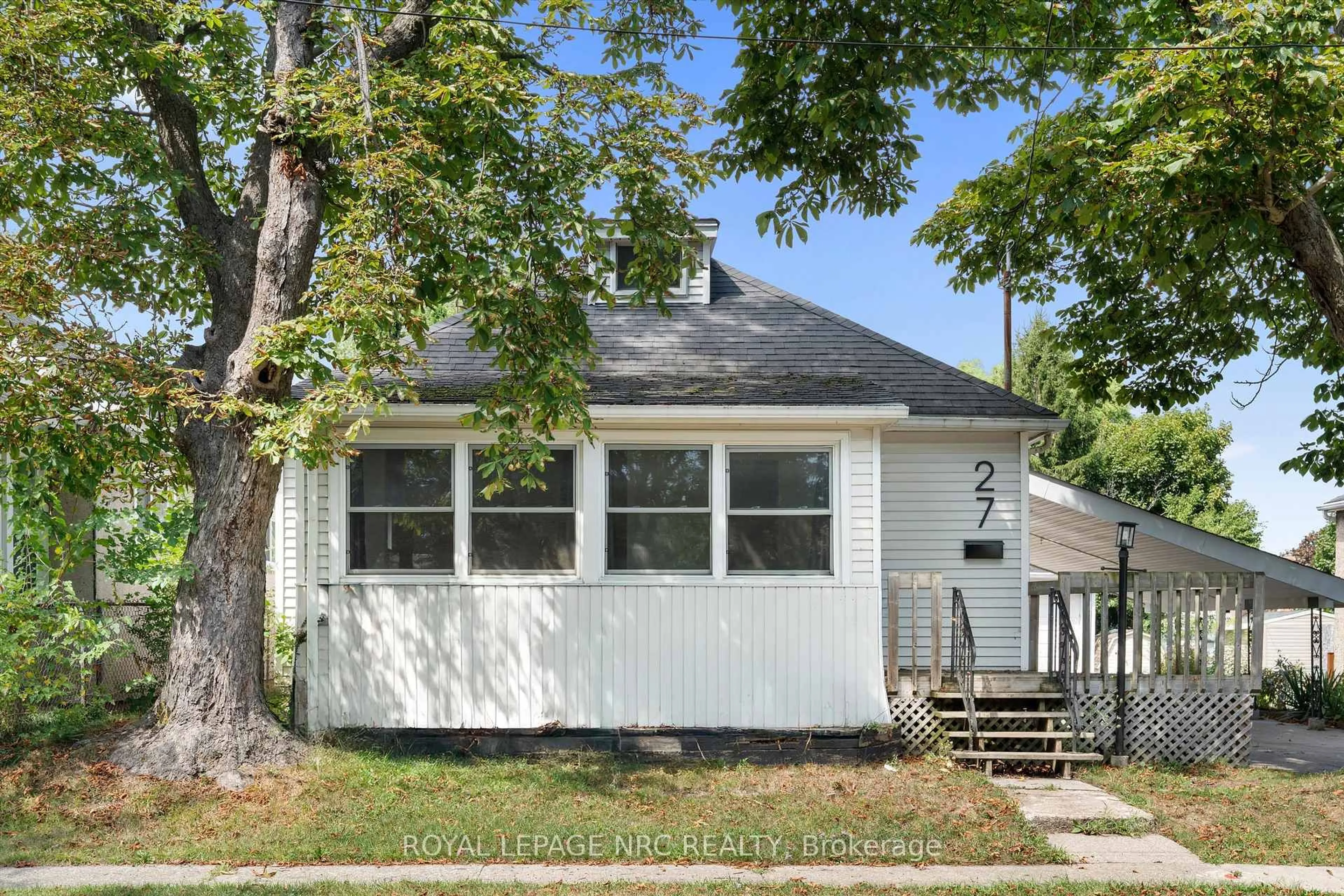 Home with vinyl exterior material, street for 27 Maplecrest Ave, St. Catharines Ontario L2T 1A7