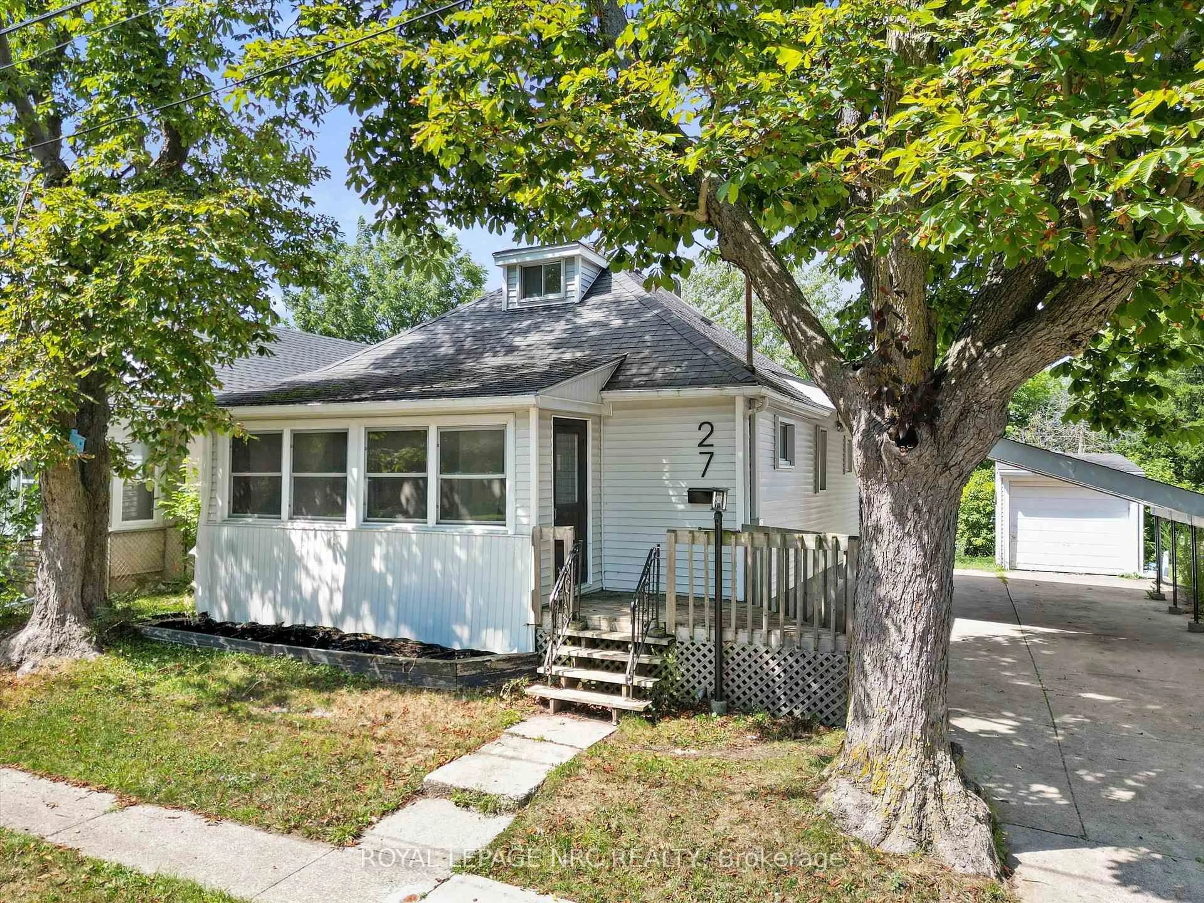 Home with vinyl exterior material, street for 27 Maplecrest Ave, St. Catharines Ontario L2T 1A7