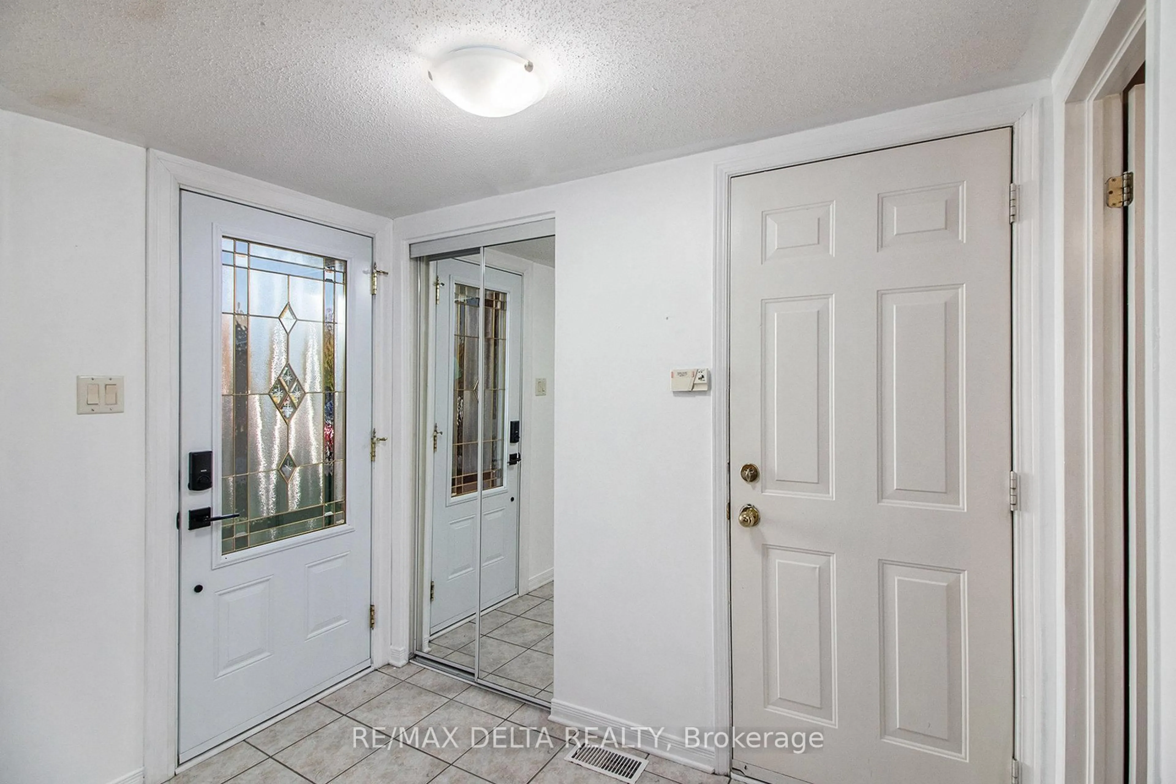 Indoor entryway for 1610 Duplante Ave, Orleans Ontario K4A 4A2