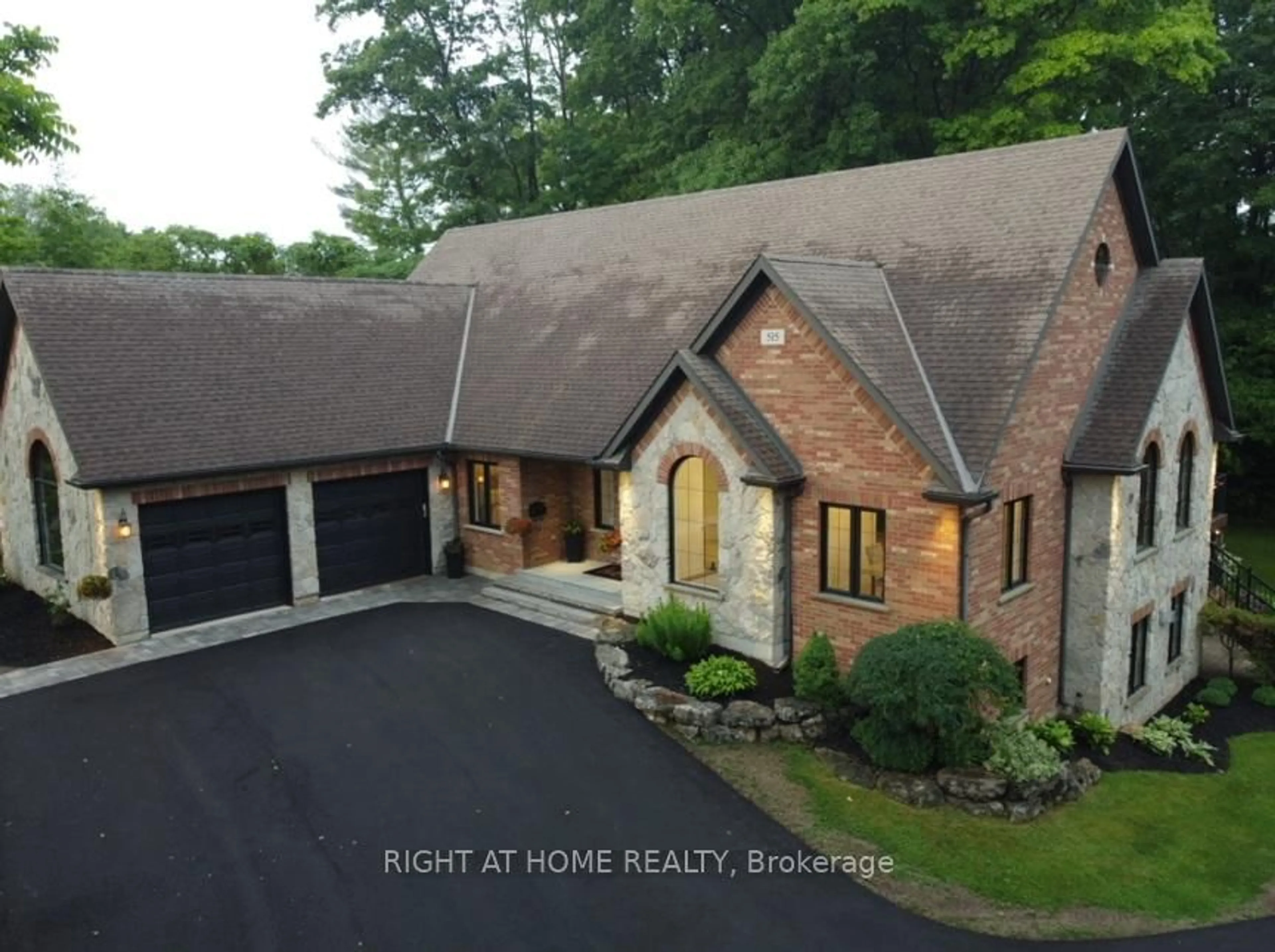 A pic from outside/outdoor area/front of a property/back of a property/a pic from drone, unknown for 515 Hamilton Dr, Hamilton Ontario L9G 2A9