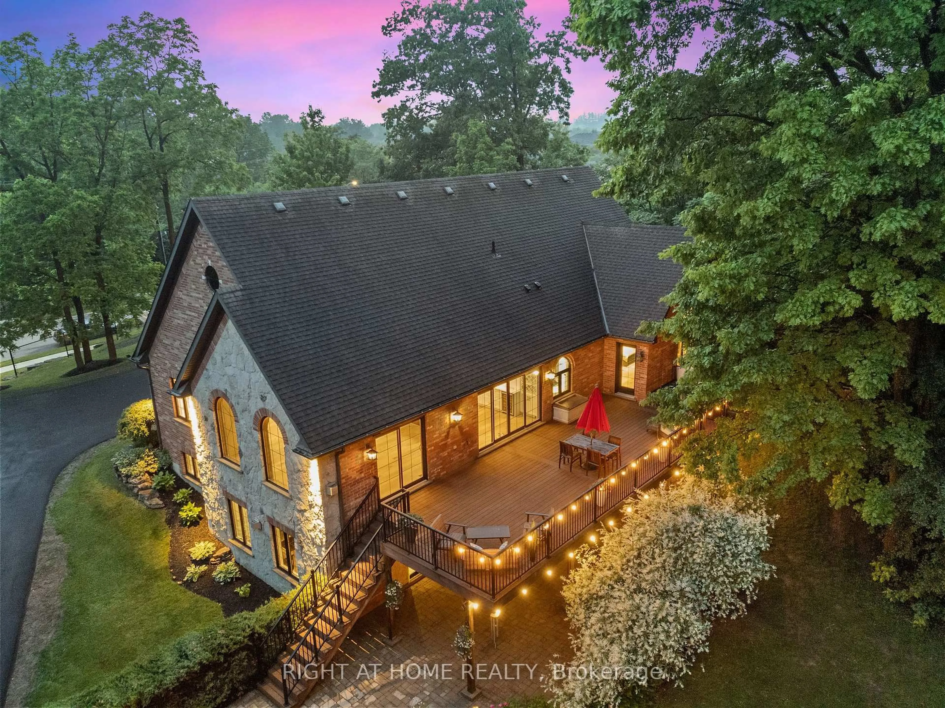 A pic from outside/outdoor area/front of a property/back of a property/a pic from drone, unknown for 515 Hamilton Dr, Hamilton Ontario L9G 2A9