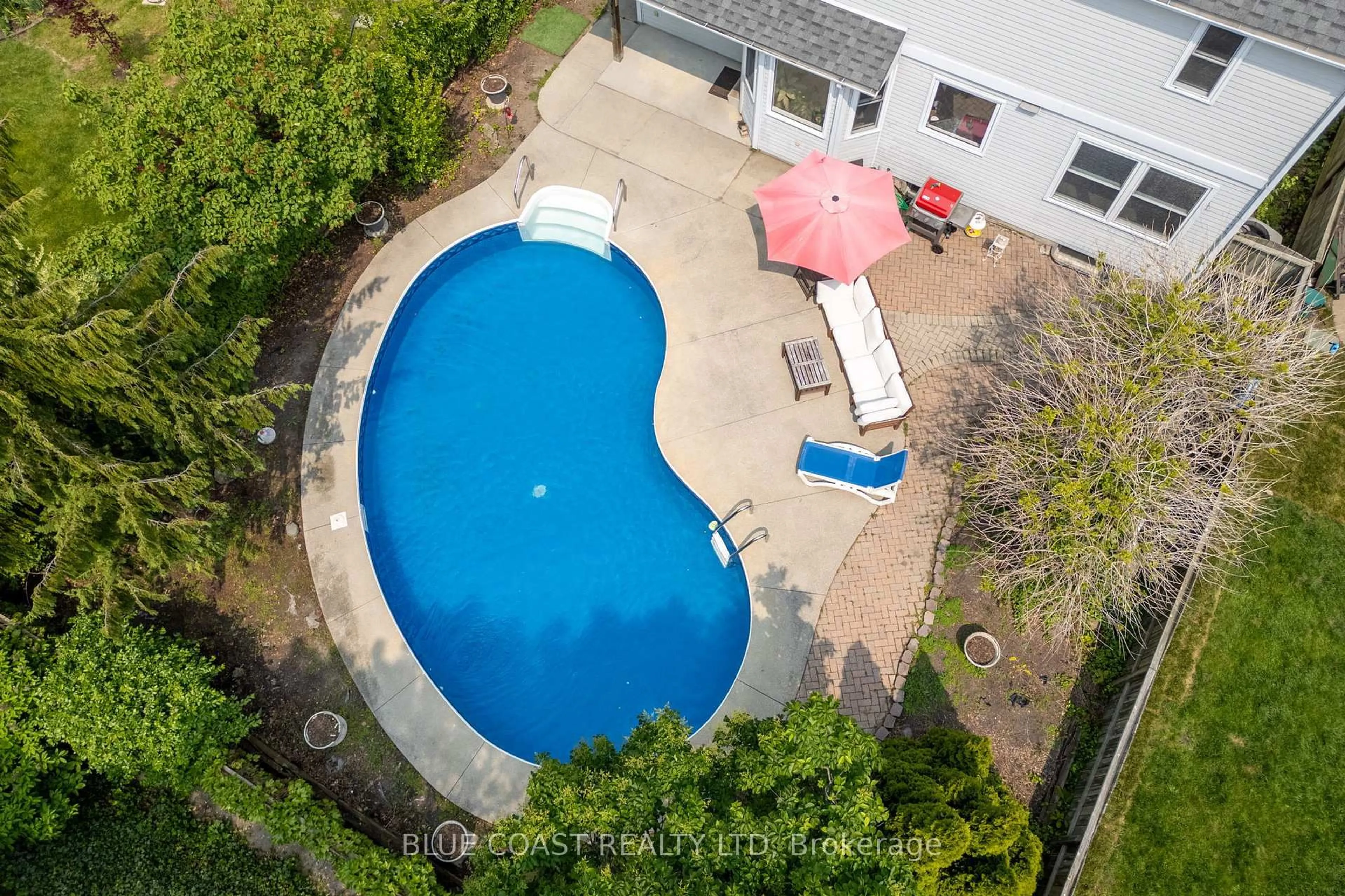 A pic from outside/outdoor area/front of a property/back of a property/a pic from drone, water/lake/river/ocean view for 637 O'dell St, Sarnia Ontario N7V 4H7