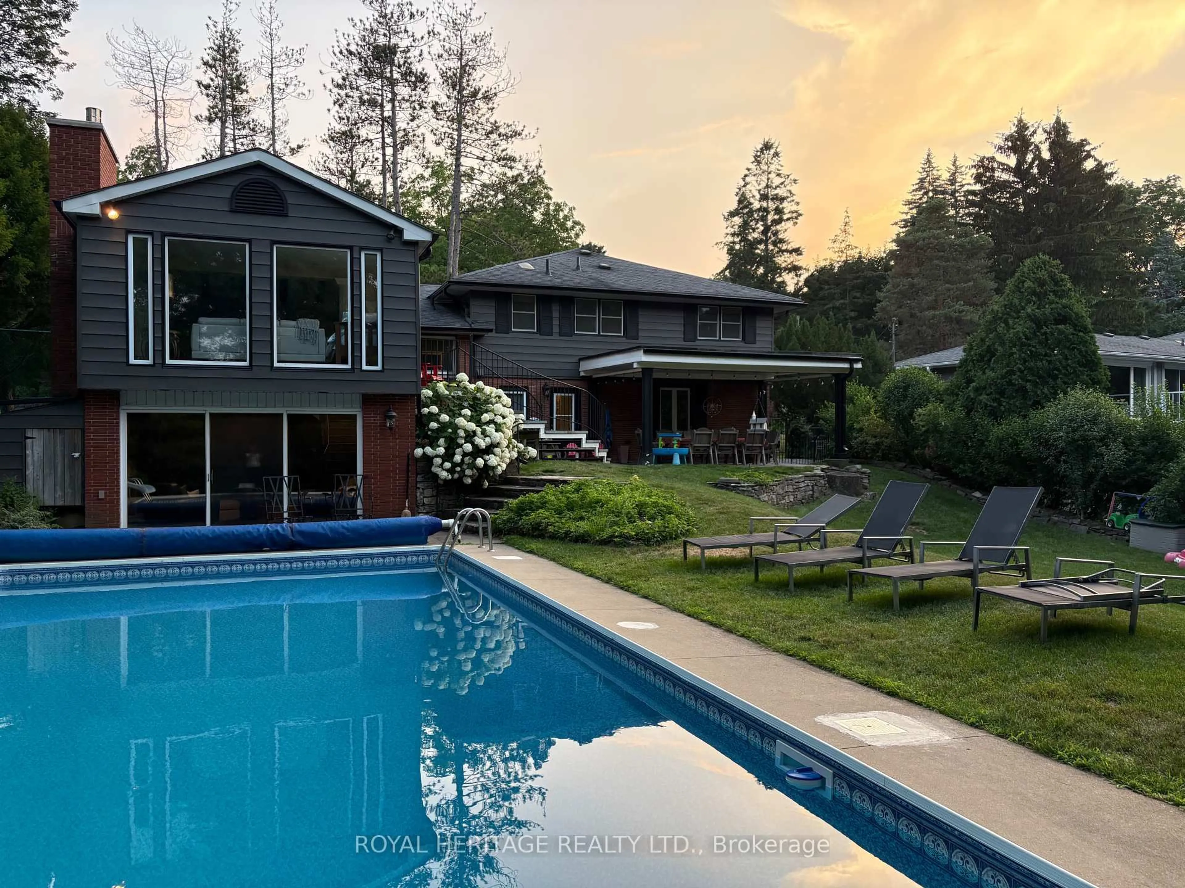 A pic from outside/outdoor area/front of a property/back of a property/a pic from drone, unknown for 63 Cait Crt, Hamilton Ontario L5G 1M3