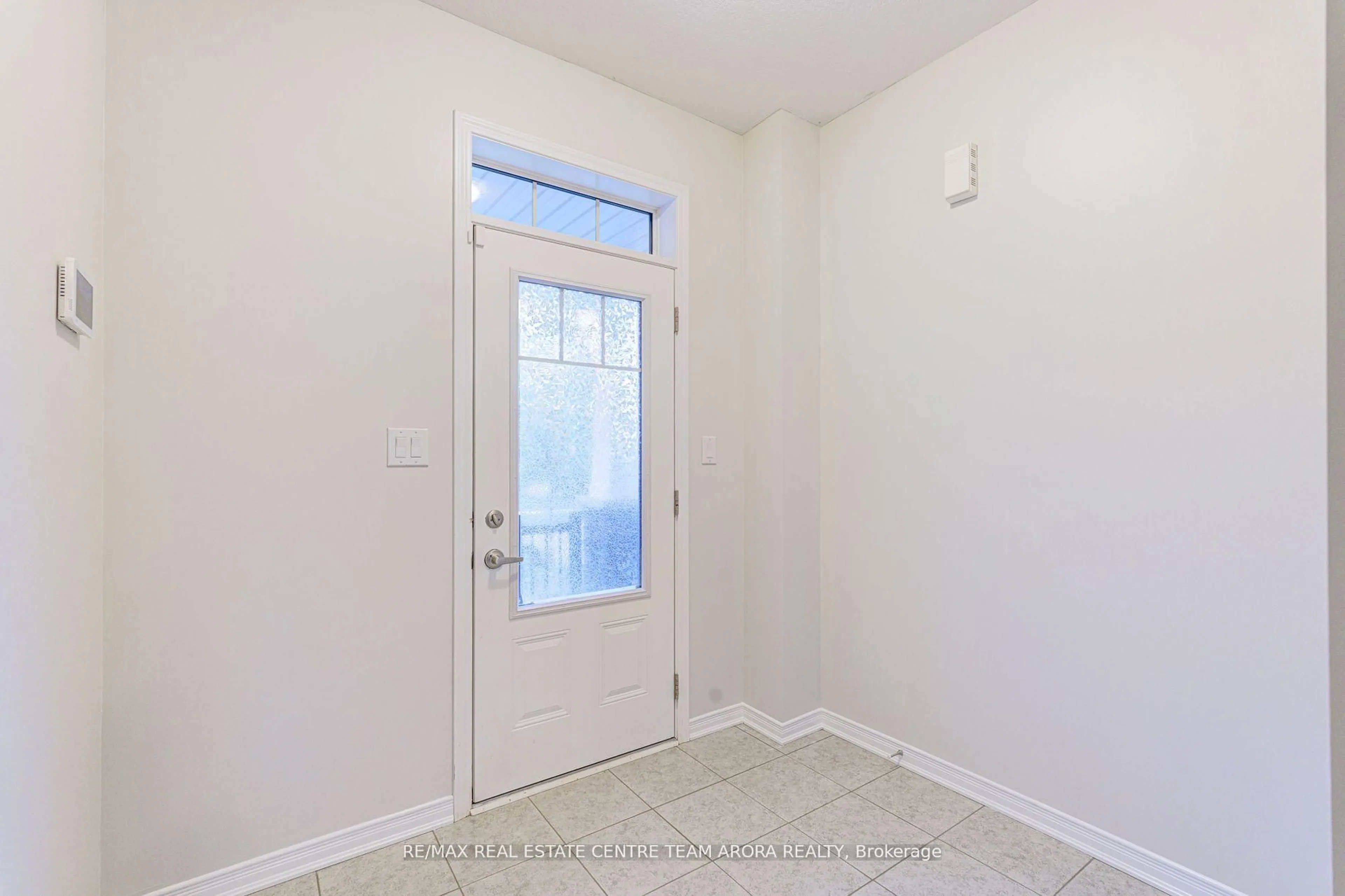Indoor entryway for 79 Oaktree Dr, Haldimand Ontario N3W 0C7