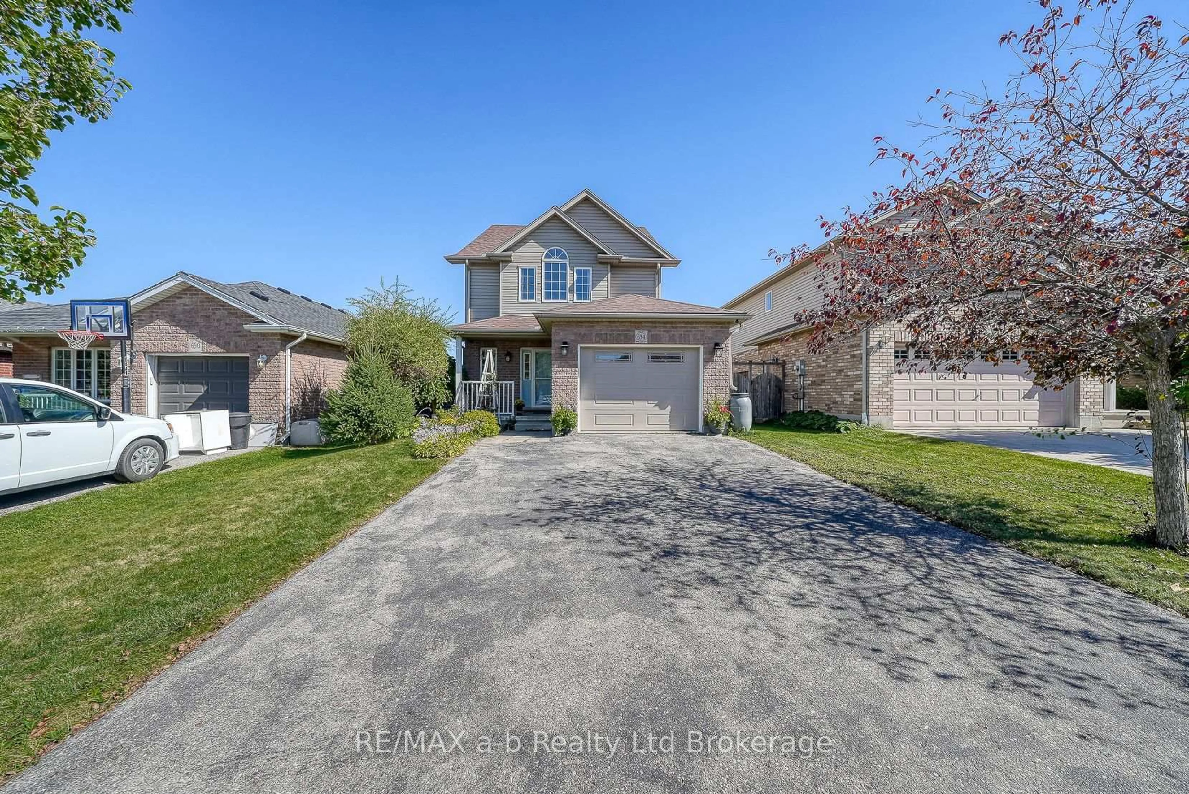 A pic from outside/outdoor area/front of a property/back of a property/a pic from drone, street for 694 Southwood Way, Woodstock Ontario N4V 1H5