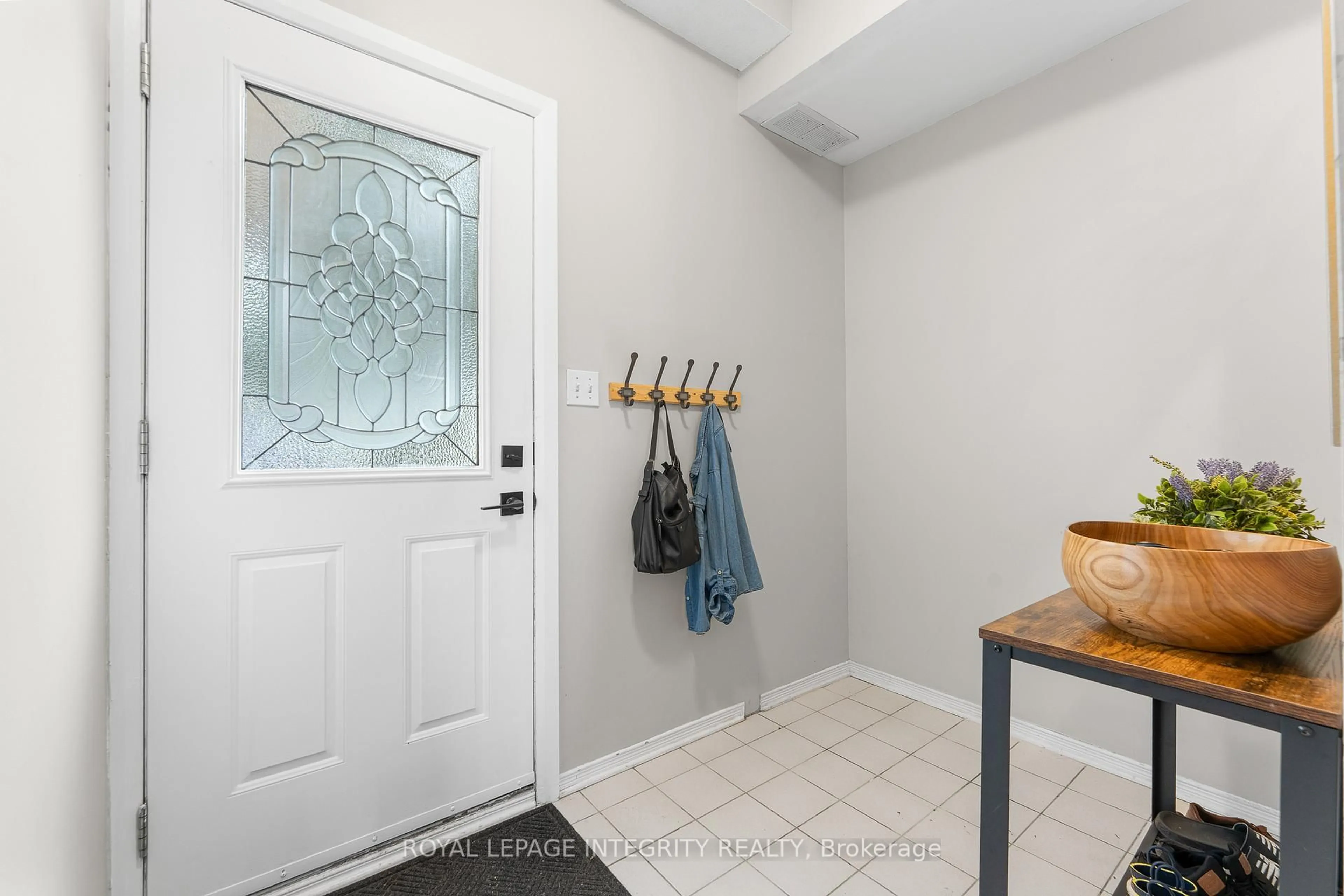 Indoor entryway for 5 Banchory Cres, Kanata Ontario K2K 2V4