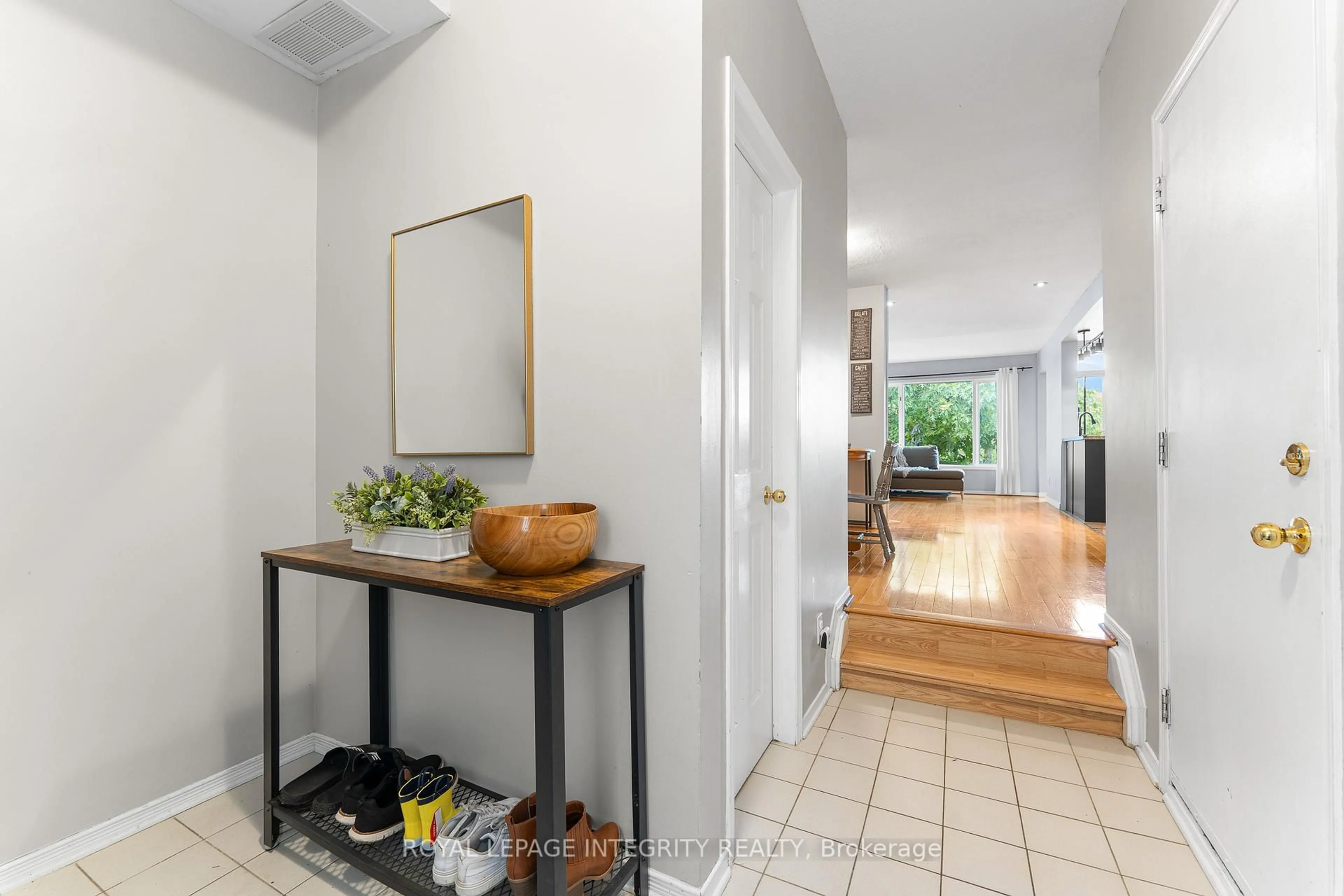 Indoor entryway for 5 Banchory Cres, Kanata Ontario K2K 2V4