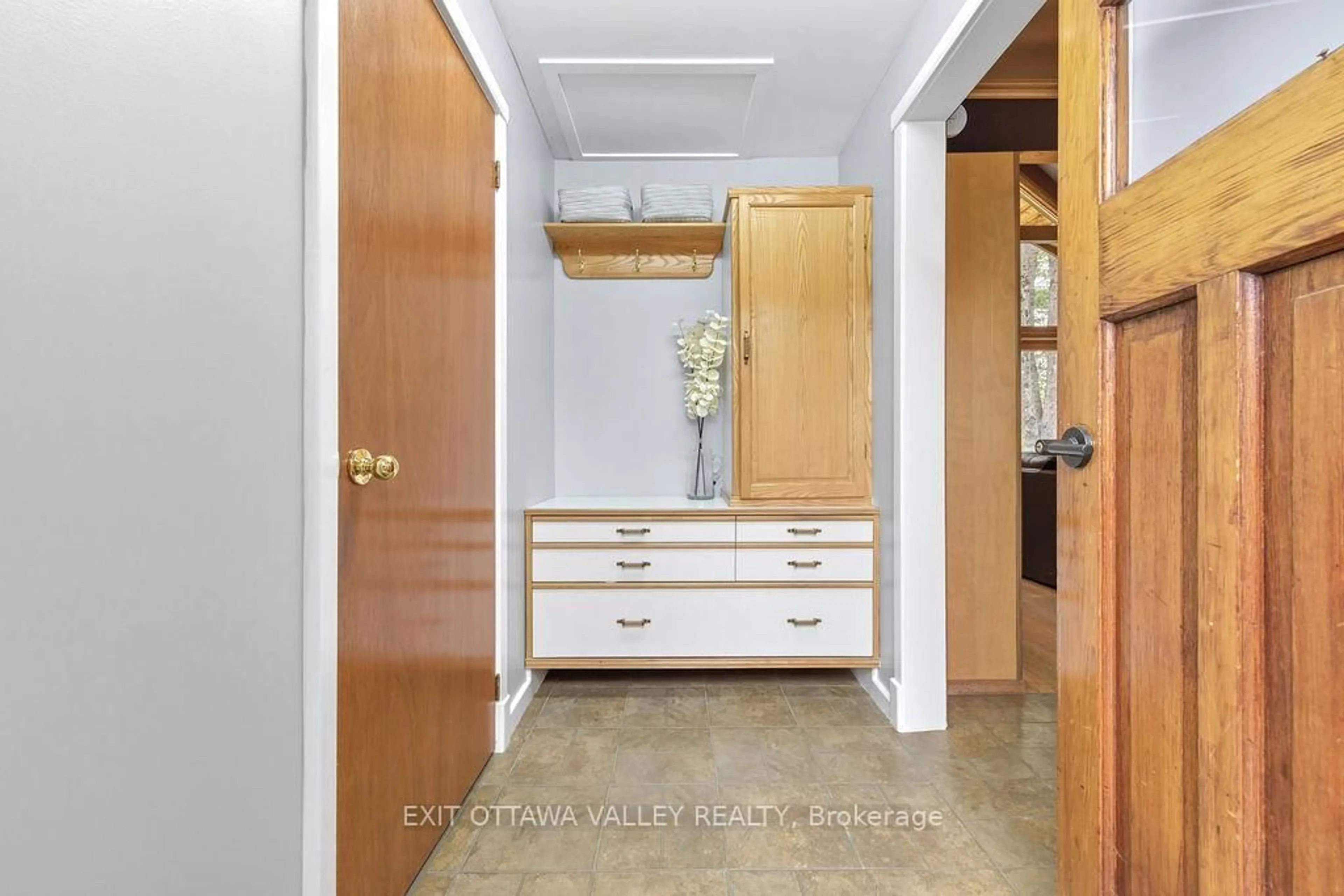 Indoor entryway for 53 James St, Deep River Ontario K0J 1P0