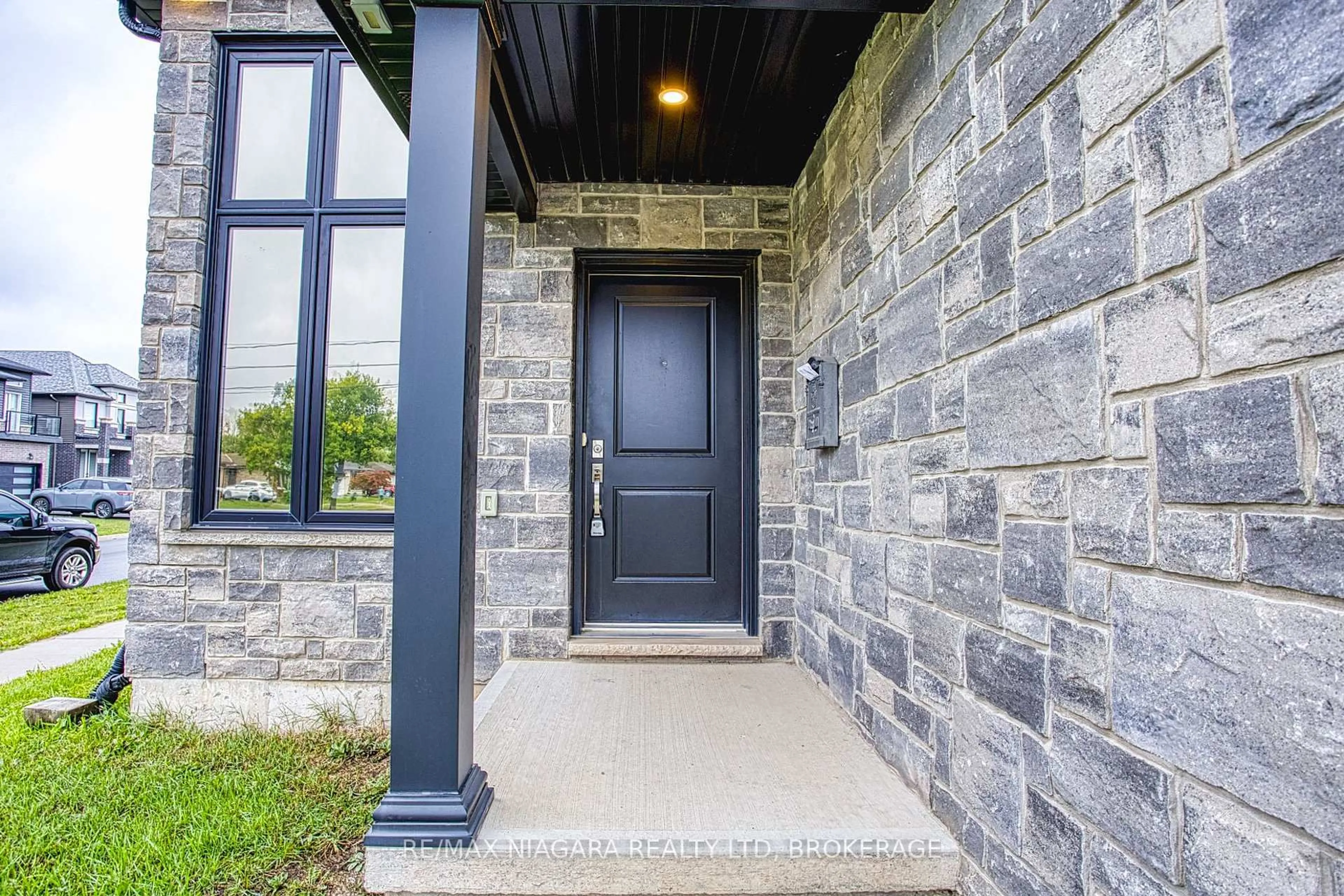 Indoor entryway for 43 Sauer Ave, Welland Ontario L3B 0C7