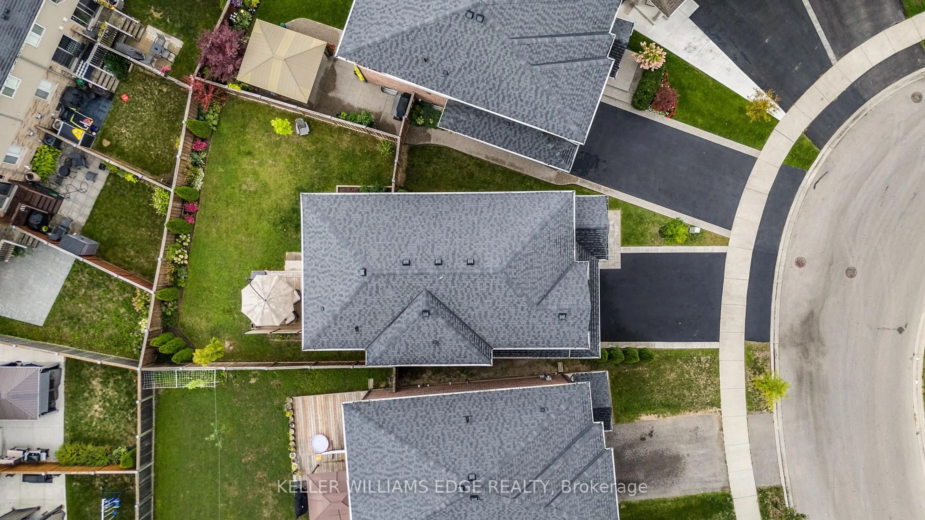 A pic from outside/outdoor area/front of a property/back of a property/a pic from drone, street for 209 Echovalley Dr, Hamilton Ontario L8J 0H1